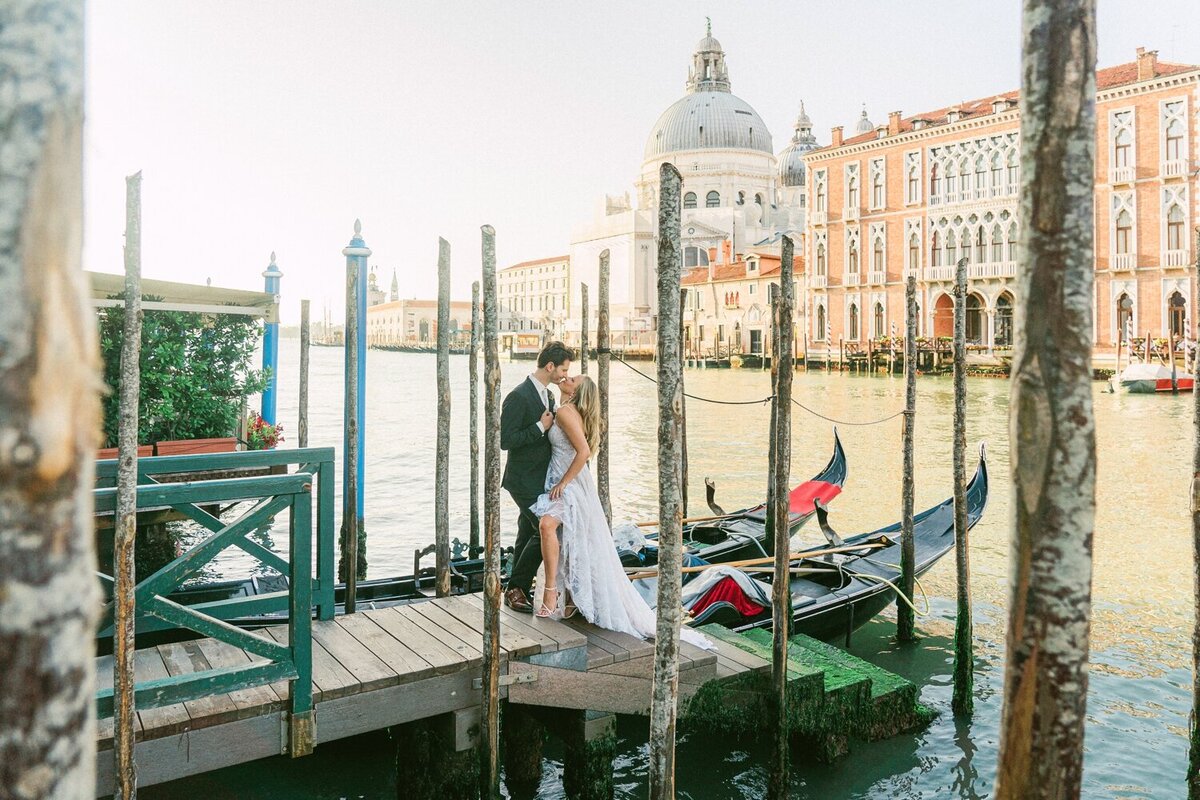 venice-elopement-photographer-editorial-film-35mm-wedding-fashion_0141