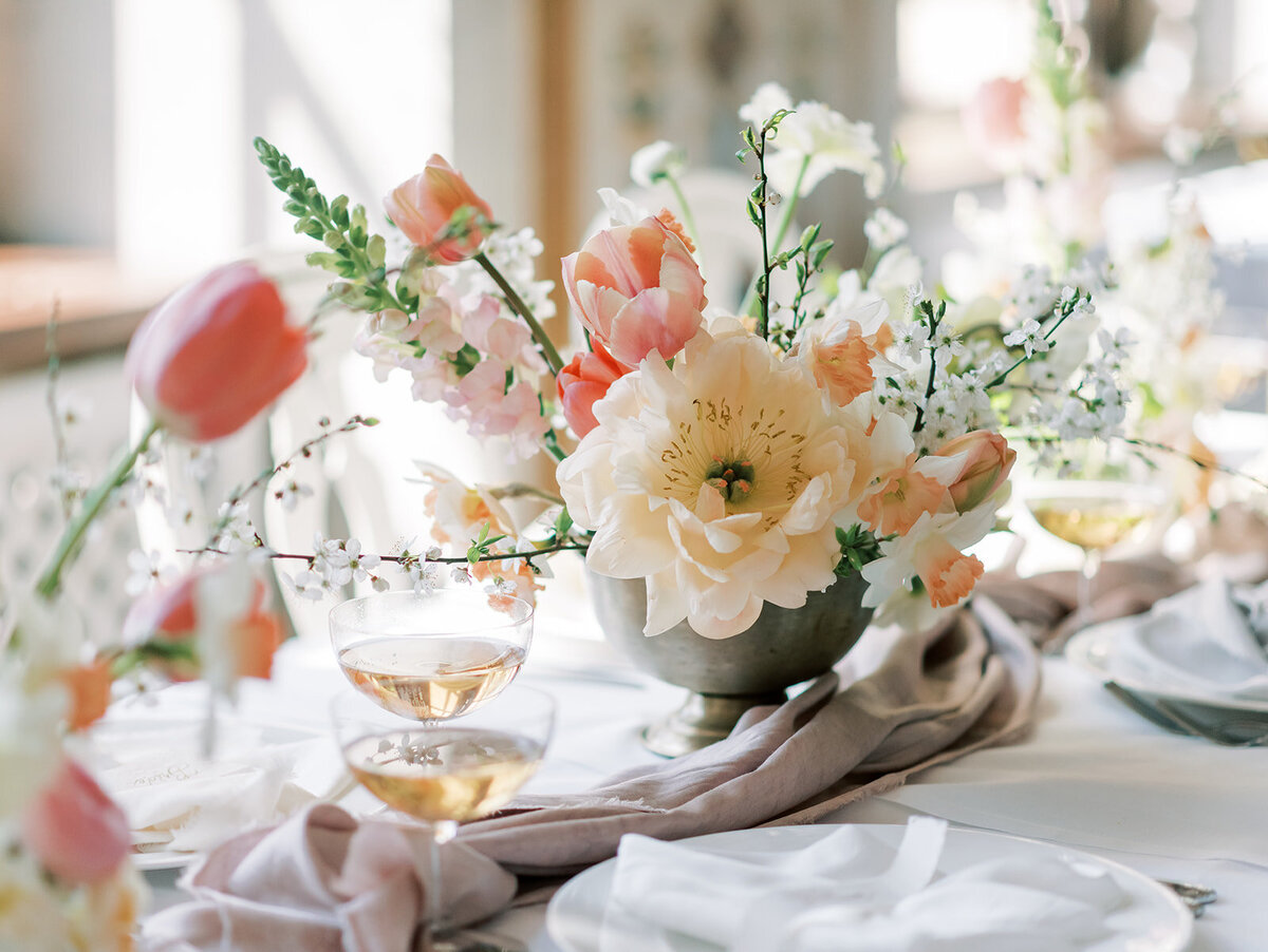 Destination Wedding Photographer in Stockholm helloalora Anna Lundgren Rånäs castle wedding in Sweden tablescape romantic flowers