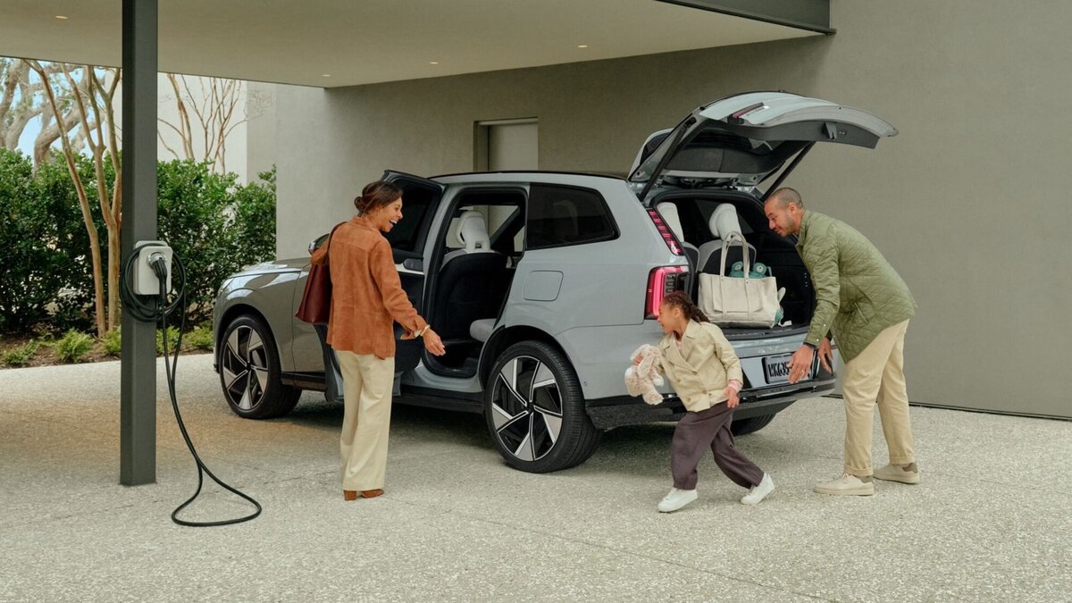 JPG_Medium-25-0211_Volvo_KRMJ_Charleston_0105_(4)
