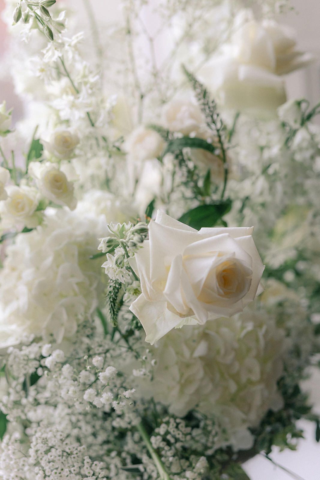 white and gyp wedding flowes