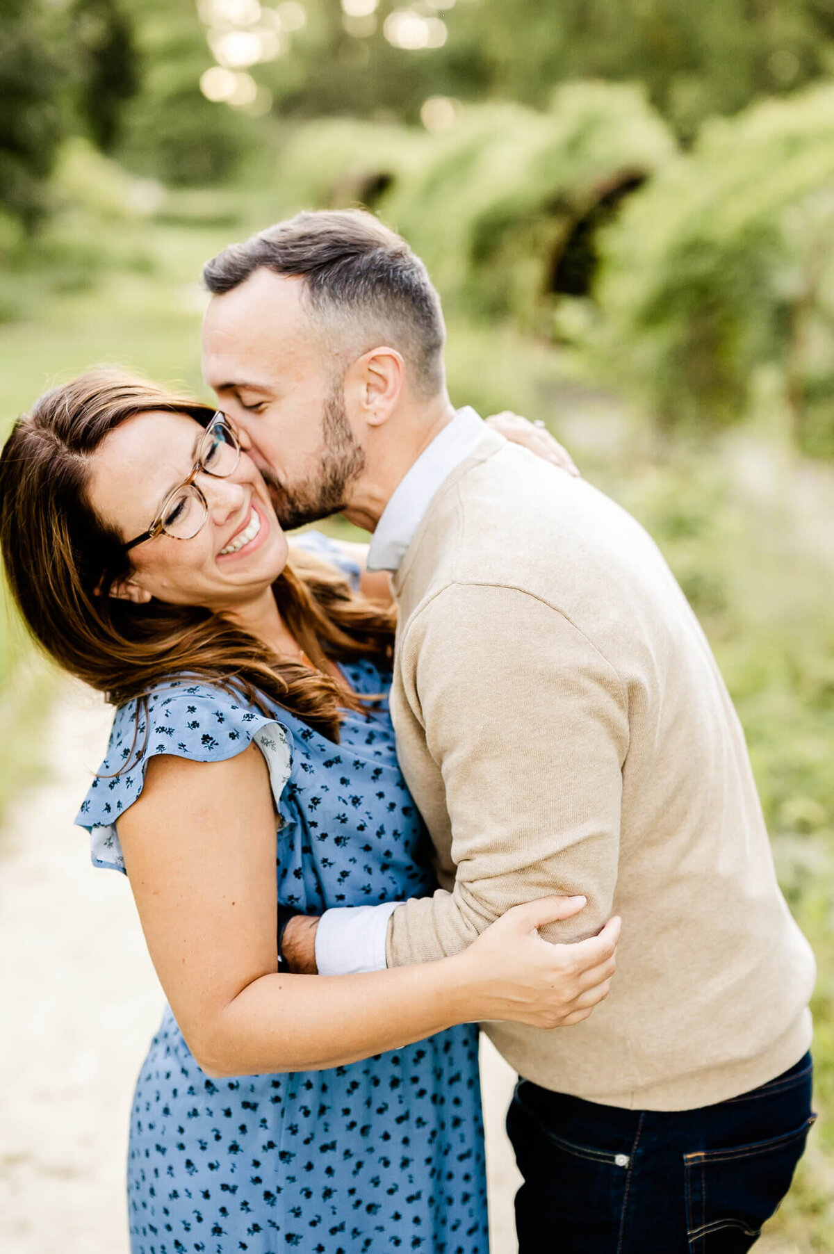 Man kissing woman at Fabyan Forest Preserve in Geneva, IL.