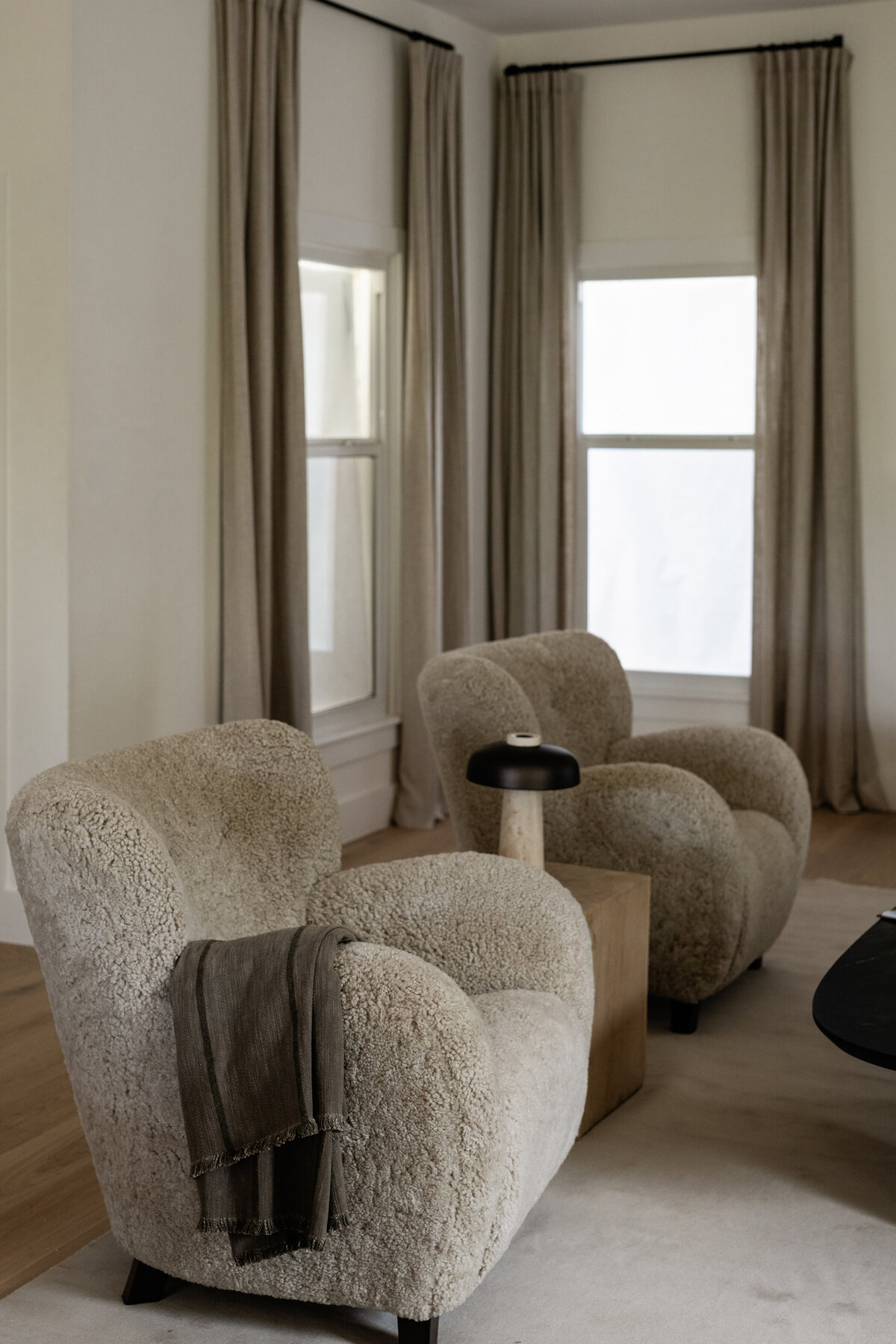 cozy-shearling-chairs-natural-light-timeless-living-room-austin-house-franc