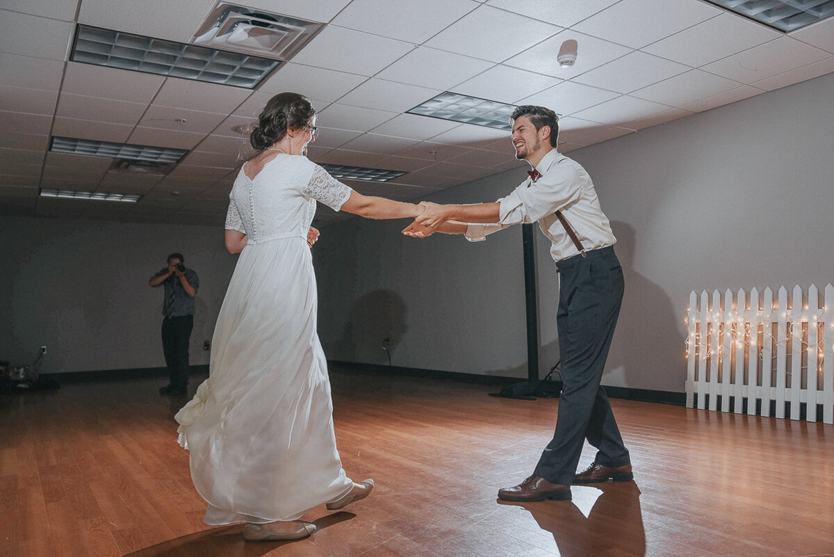 wedding dances | Iowa wedding photographer | Iowa Photographer | Playlife | Cedar Rapids | Iowa City | Kalona | Alaynna Ann Schwartz-19