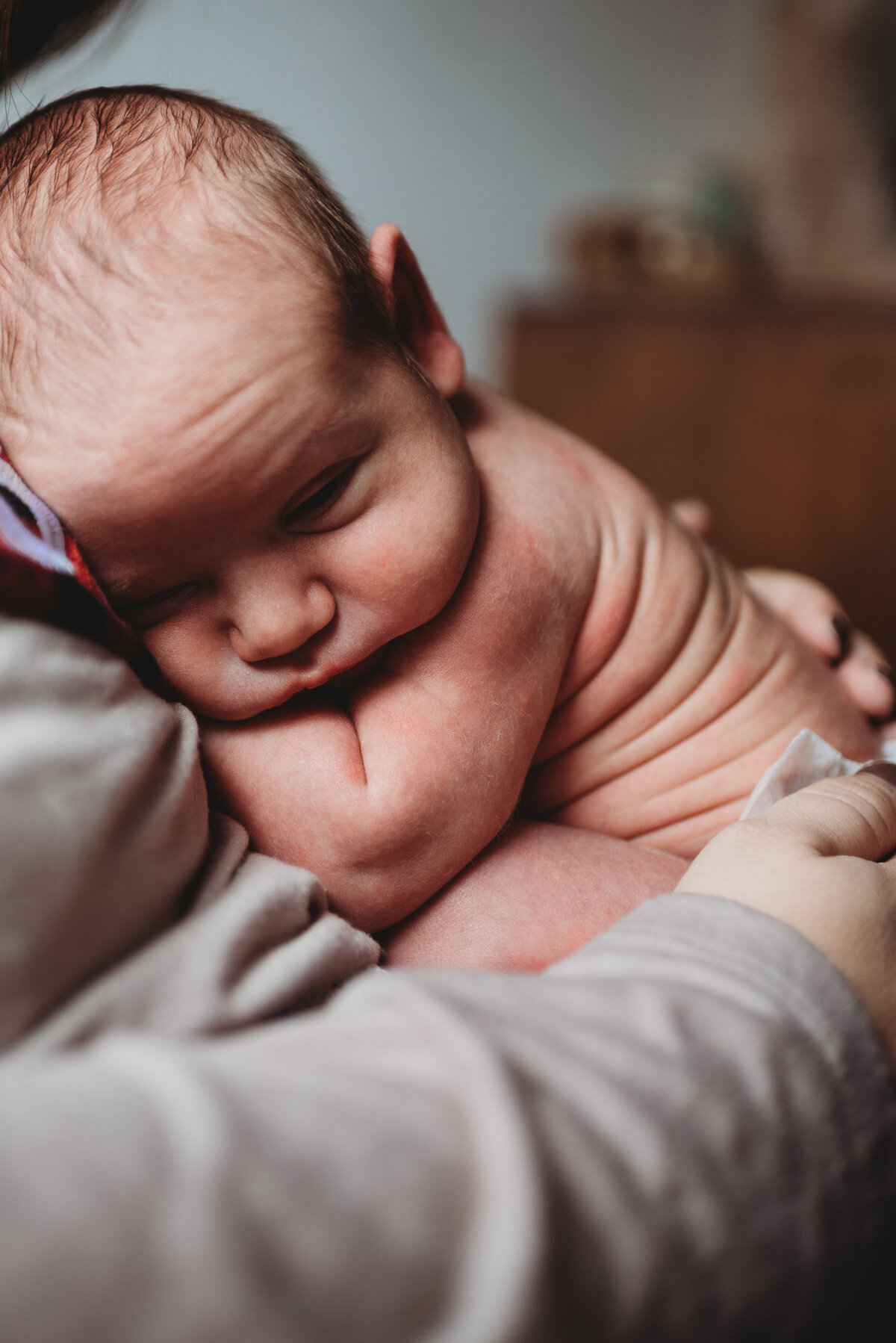 mom holding squishy newborn