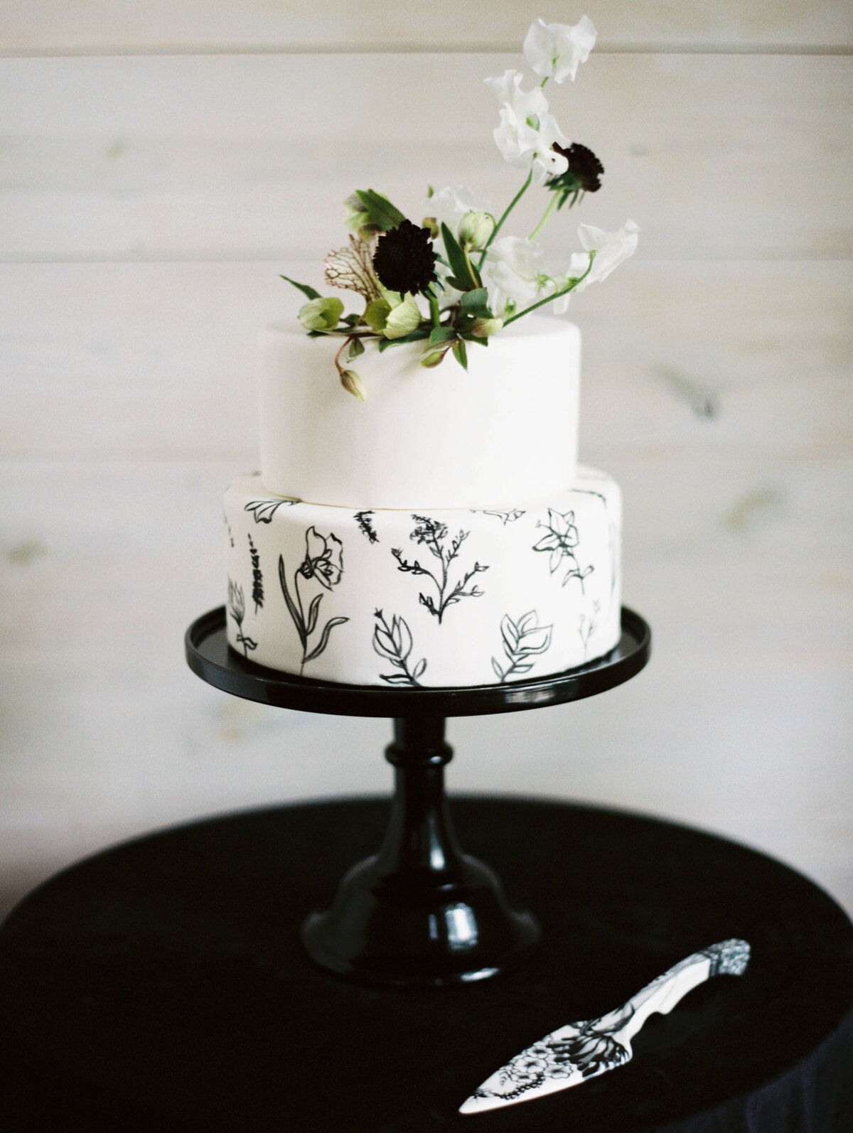 max-owens-design-black-white-modern-wedding-13-cake