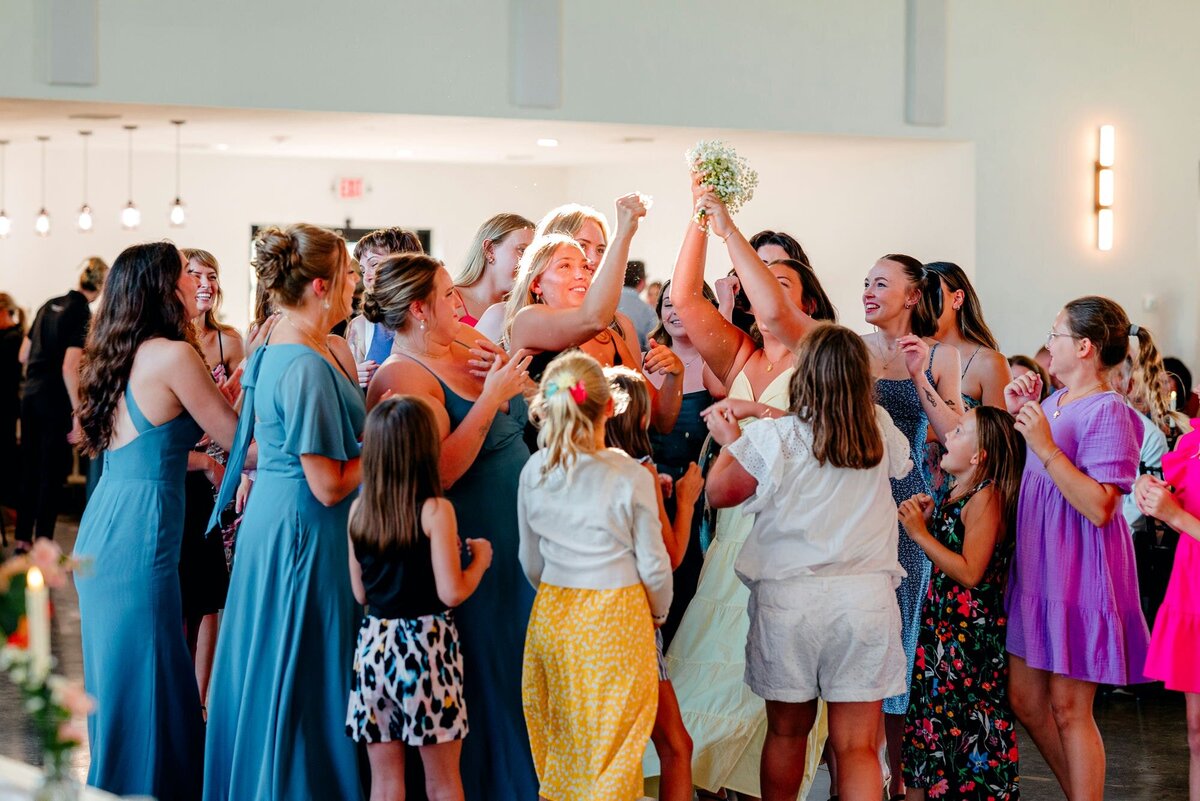 bouquet-toss-excitement