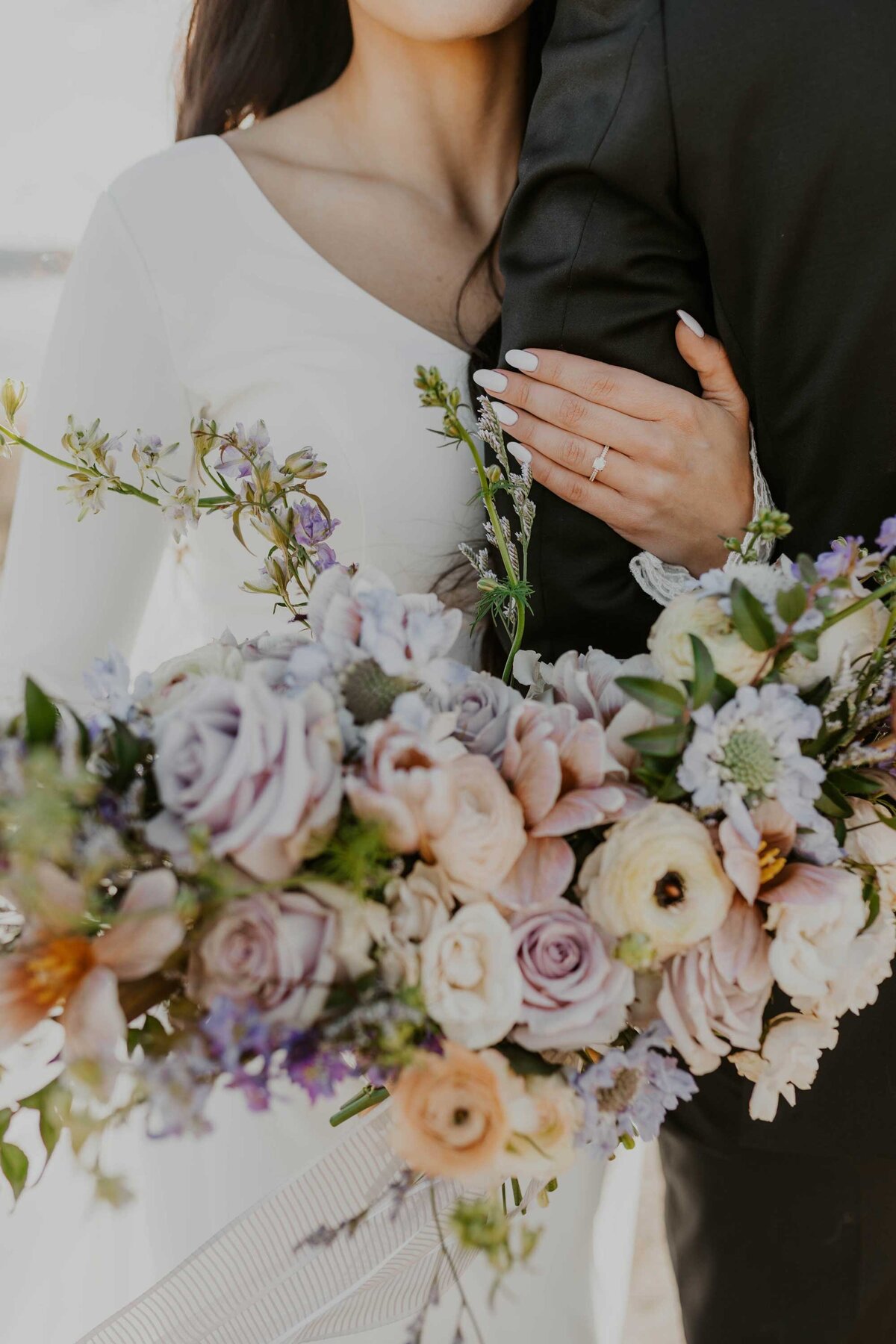 evergreen-and-ivy-lavender-peach-bouquet