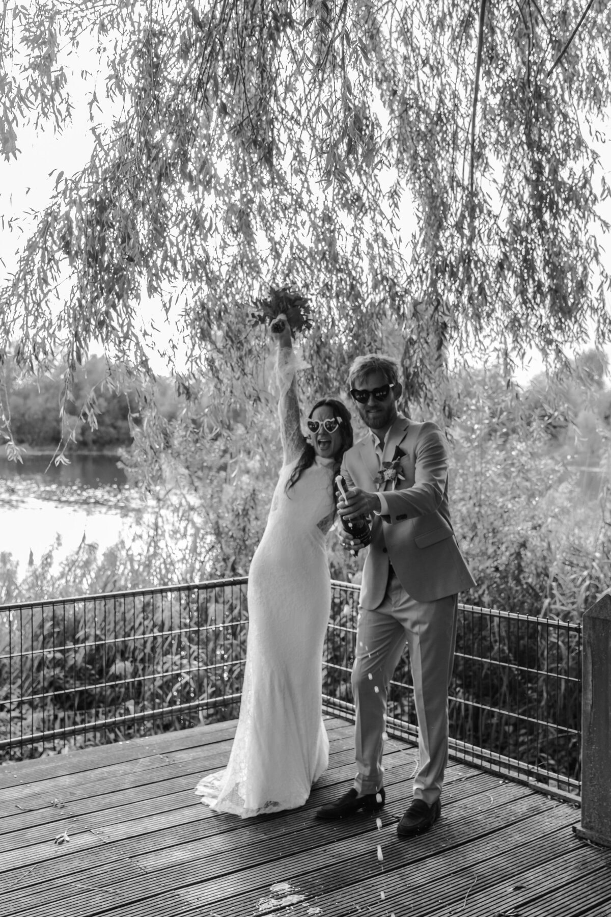 Een liefdevol bruidspaar in de natuur rondom Nijmegen