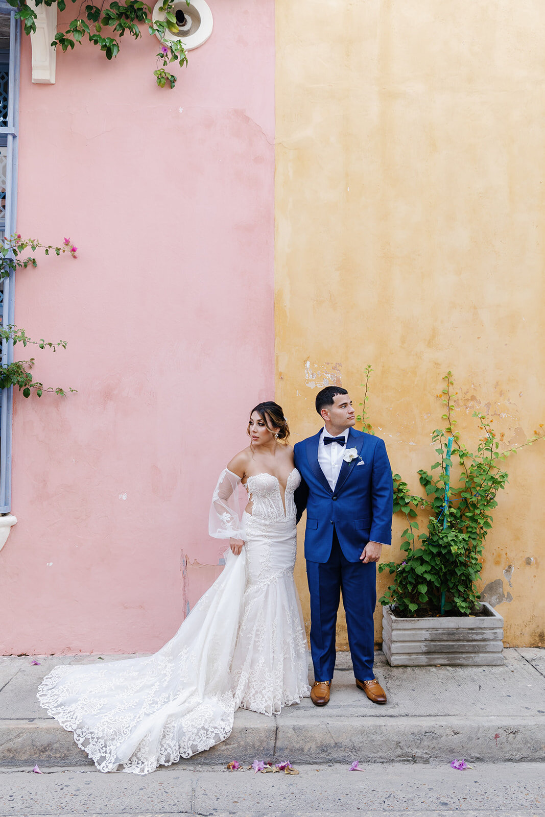 Victoria and Daniel pose in an intimate courtyard, blending romance and Cartagena’s old-world charm.