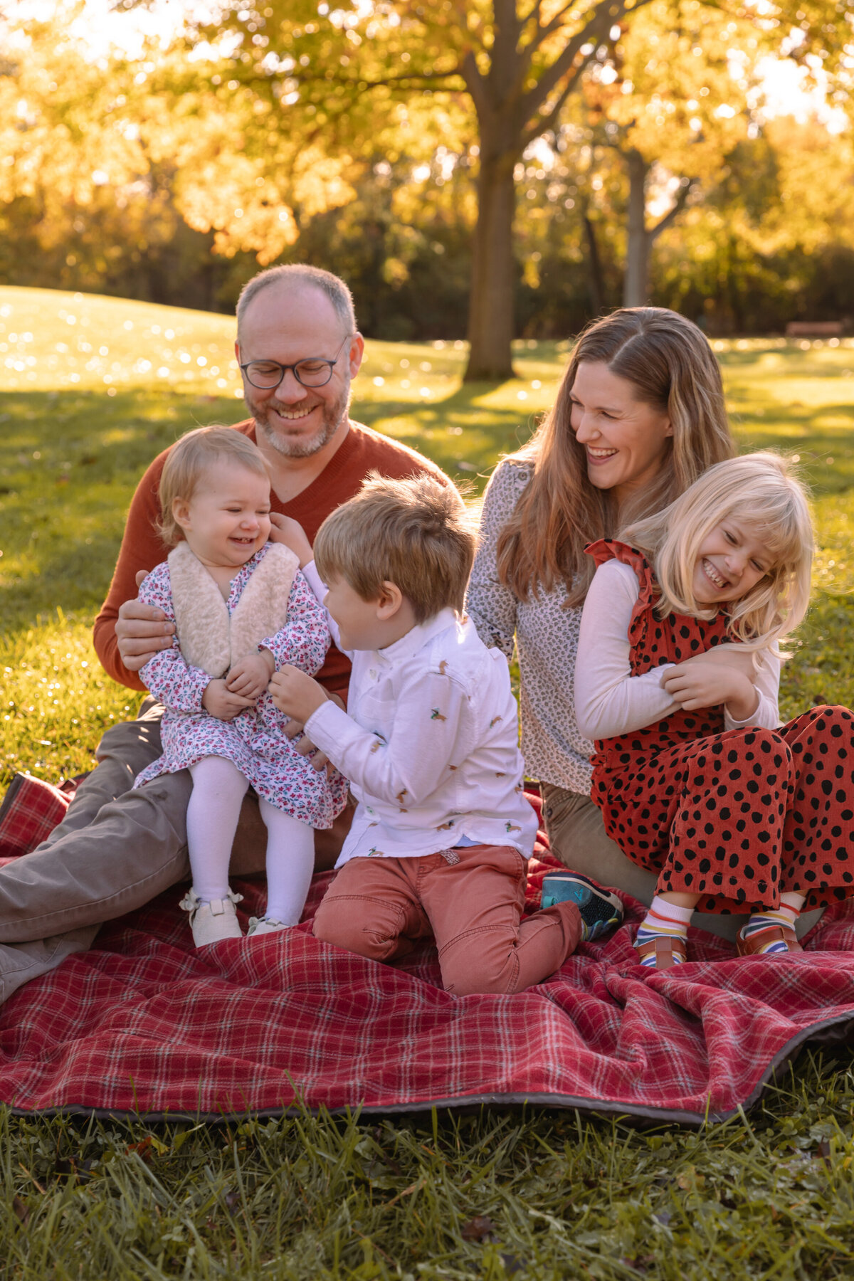 fall-blanket-family-laughter