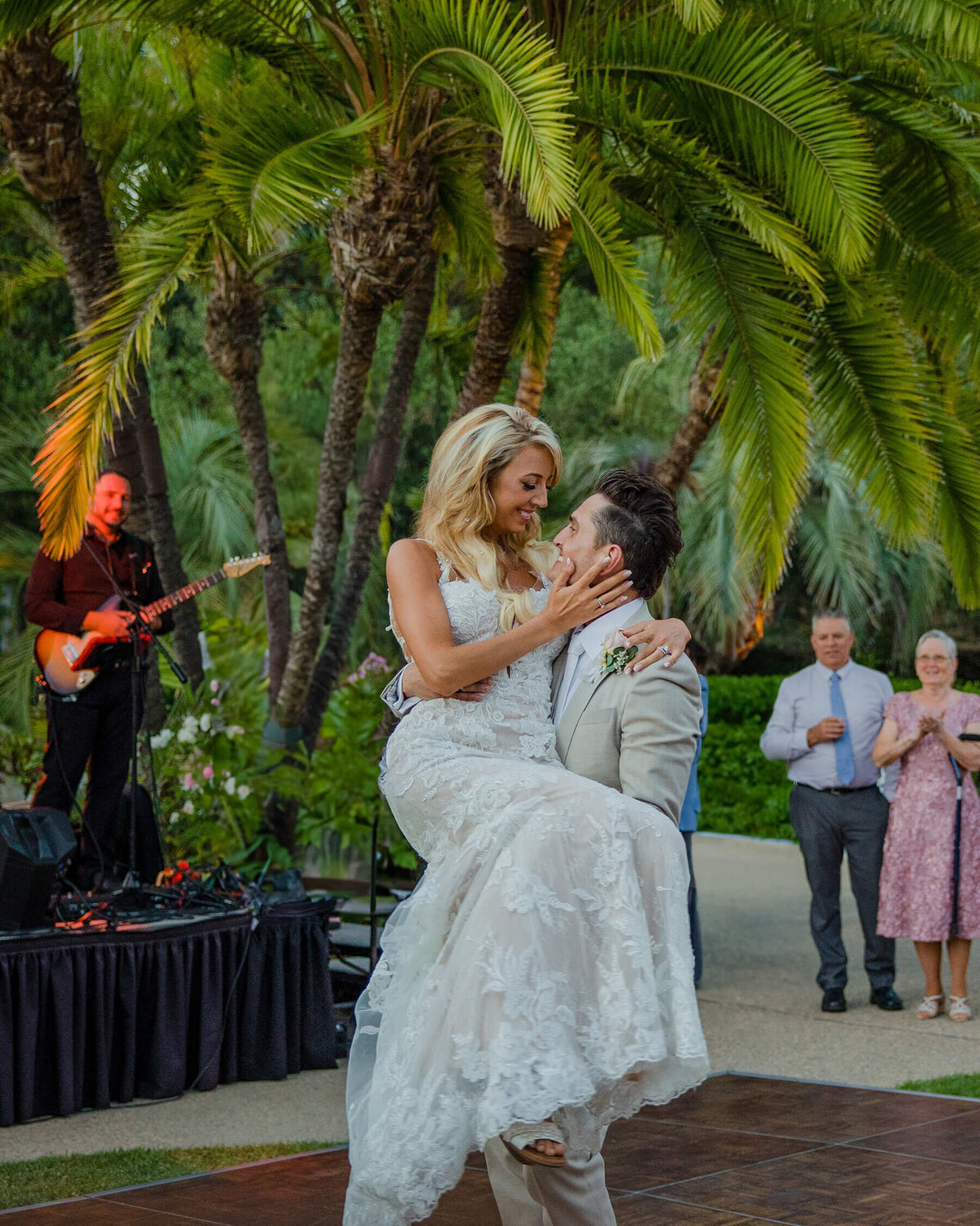 palm-tree-wedding-reception-first-dance