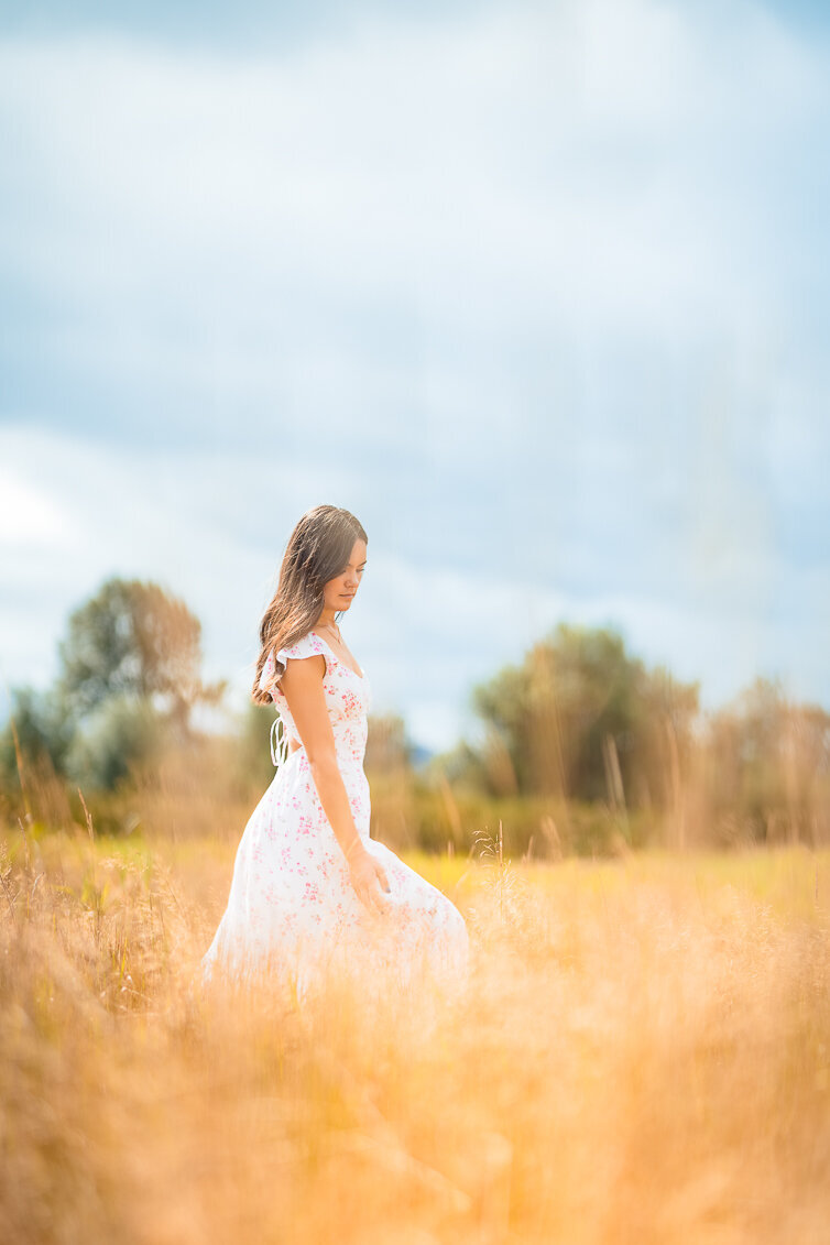 senior-portrait-tall-grass-warm-glow