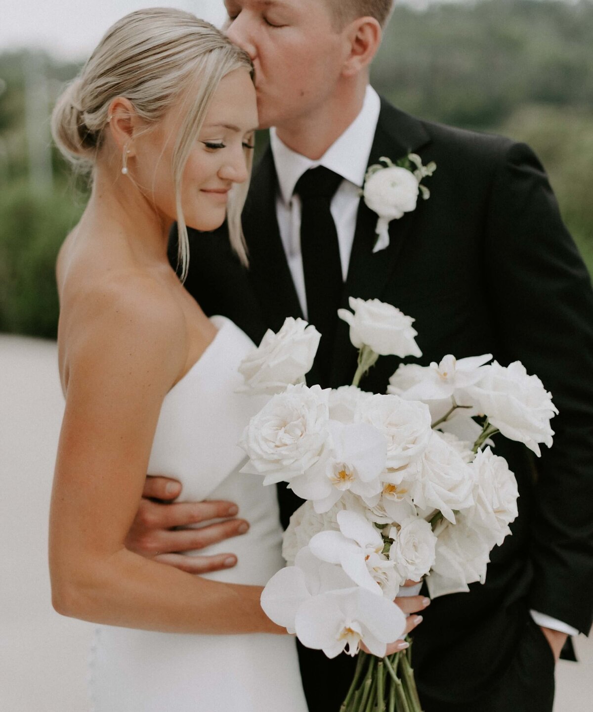 juniper-rose-floral-bride-bouquet-white-flowers