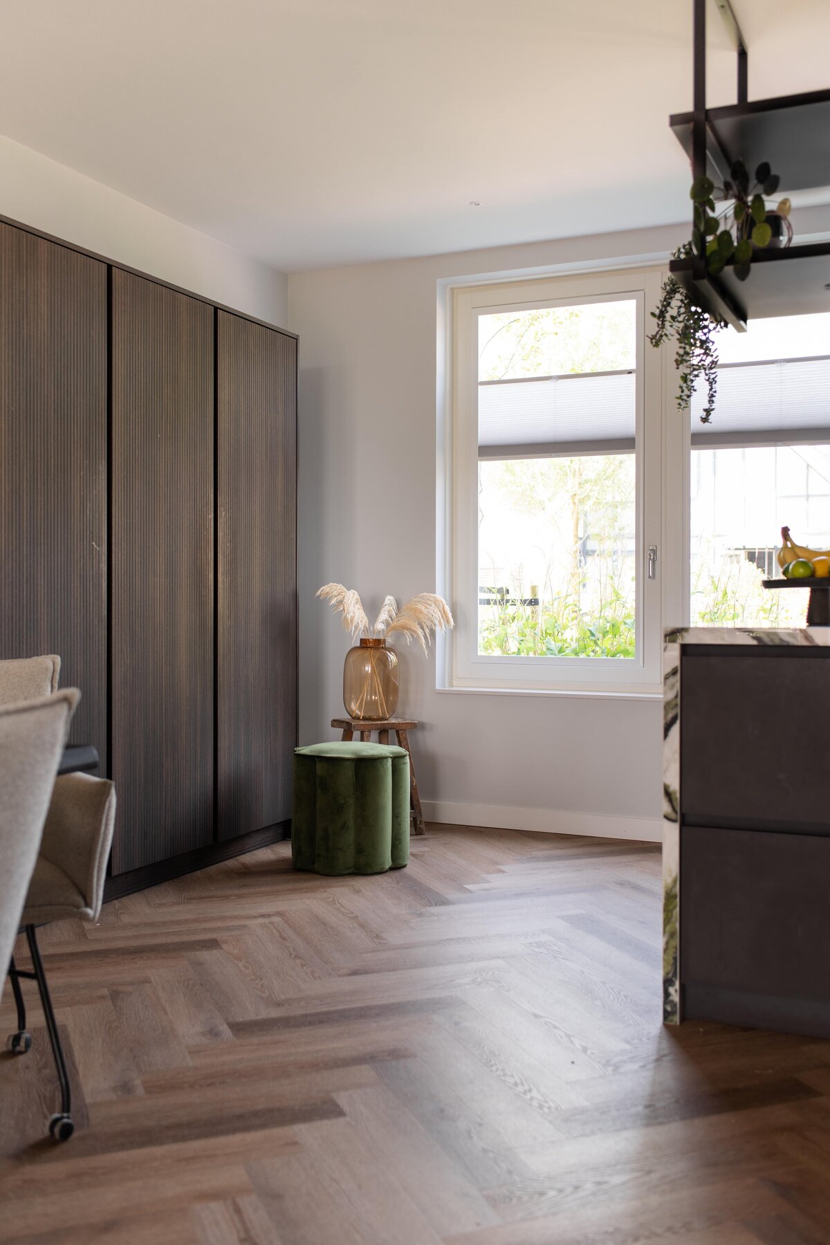 Interieurontwerp Woerden, Interieurontwerpstudio Woerden, Interieurontwerper Woerden, Interior design Woerden, Interieurstudio Woerden, Interieur ontwerpen Woerden, Interieur ontwerp Woerden, Interieurinrichting Woerden, Interieurstylist Woerden, interieurdesign Woerden, Interieuradvies Woerden, Badkamer Woerden, Keukenontwerp Woerden, Kookeiland Woerden, Toilet Woerden, Arte Behang, Ronde spiegels Woerden, Groene tegels, Zwarte tegels