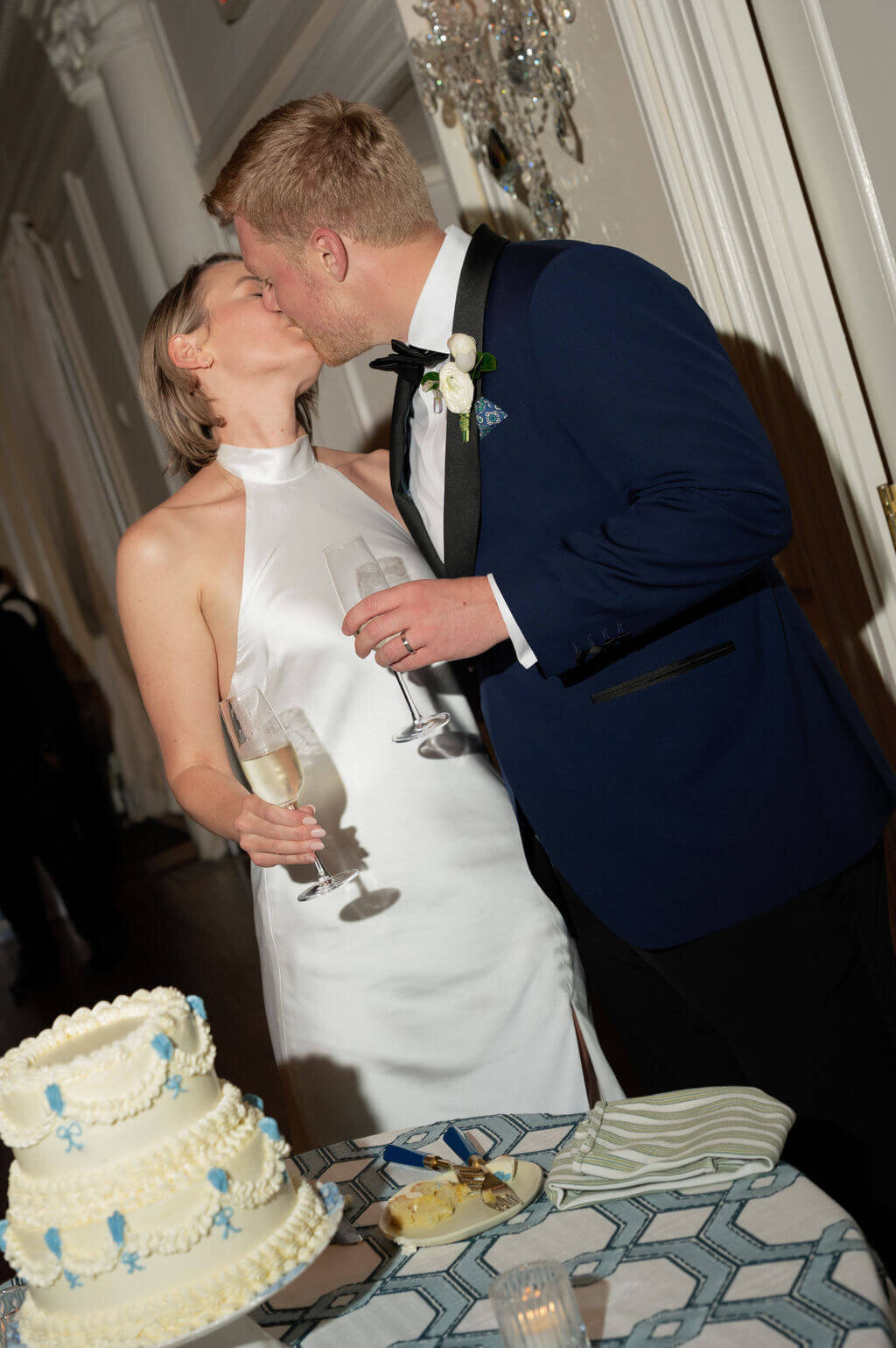 anna-jack-springvale-floral-cake-kiss