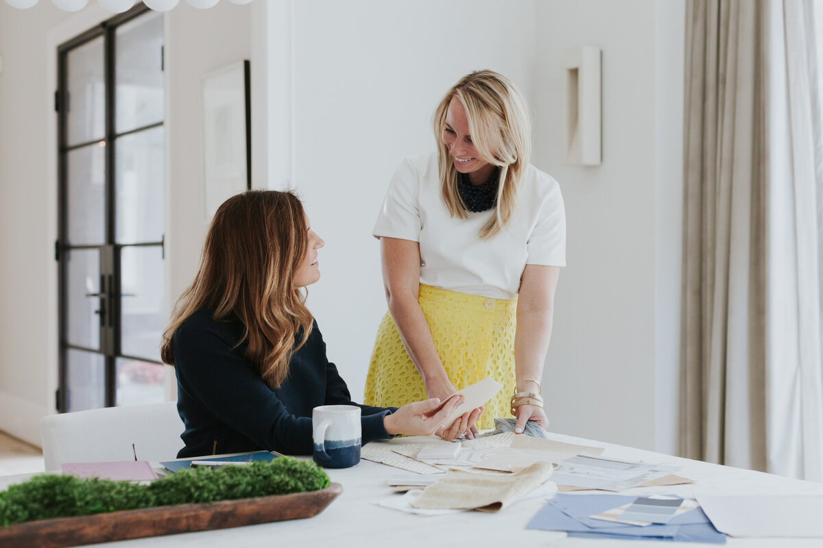 feamle-interior-designer-meeting-with-client-in-home-for-brand-session-cotswold-charlotte
