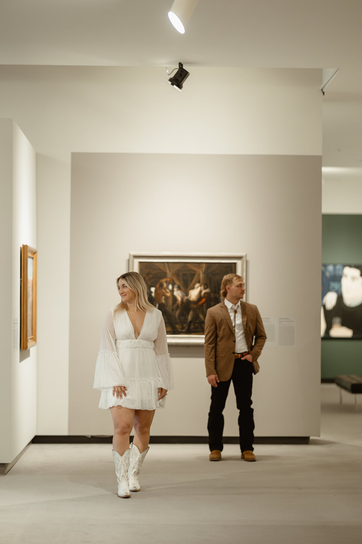 indoor art museum couples photography in art gallery