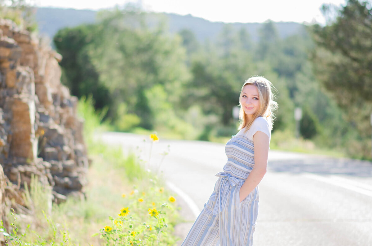 senior-pictures-with-sunflowers
