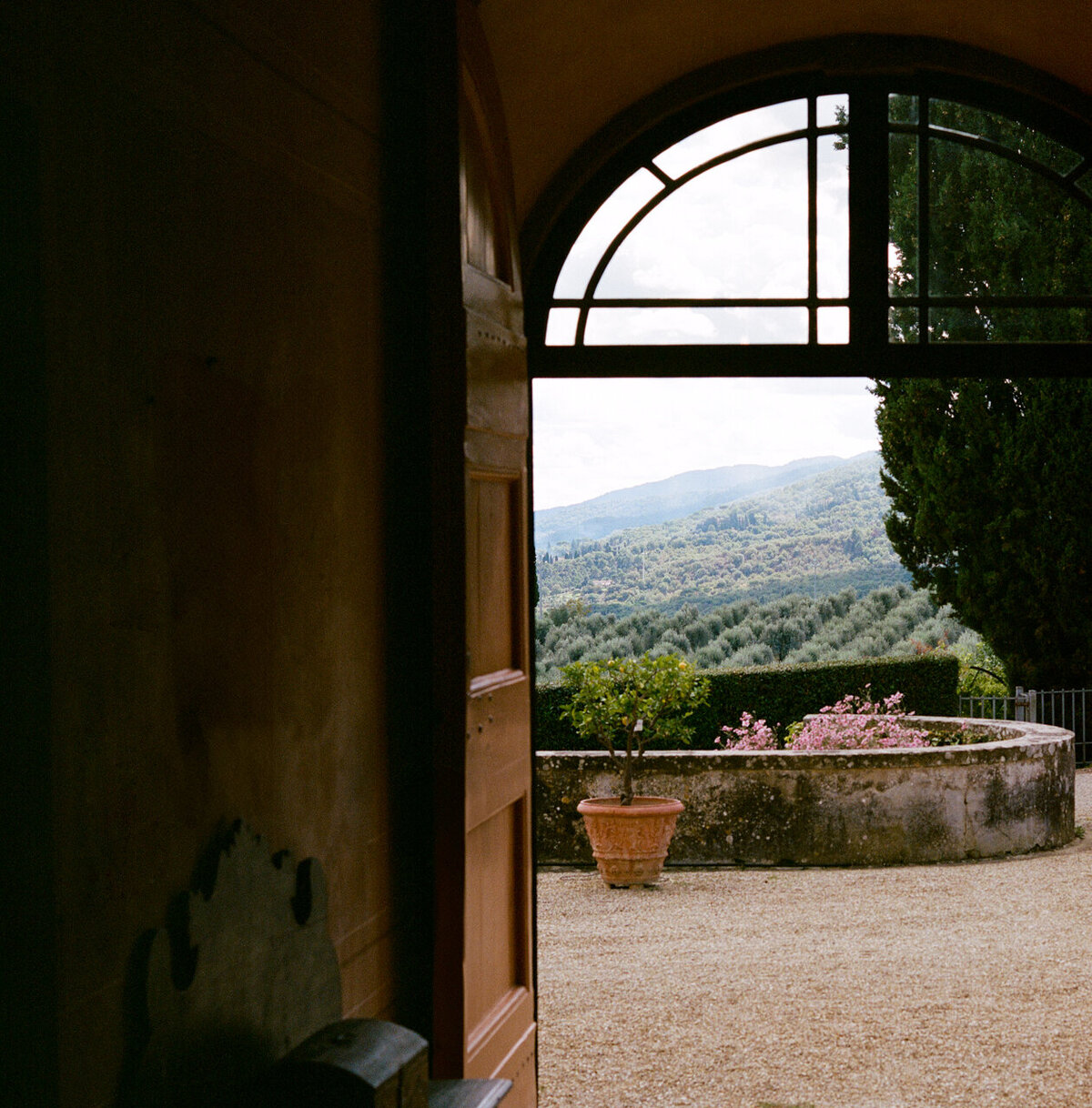 Luxury-Tuscany-Italy-film-wedding-photographer-raphaelle-granger-7