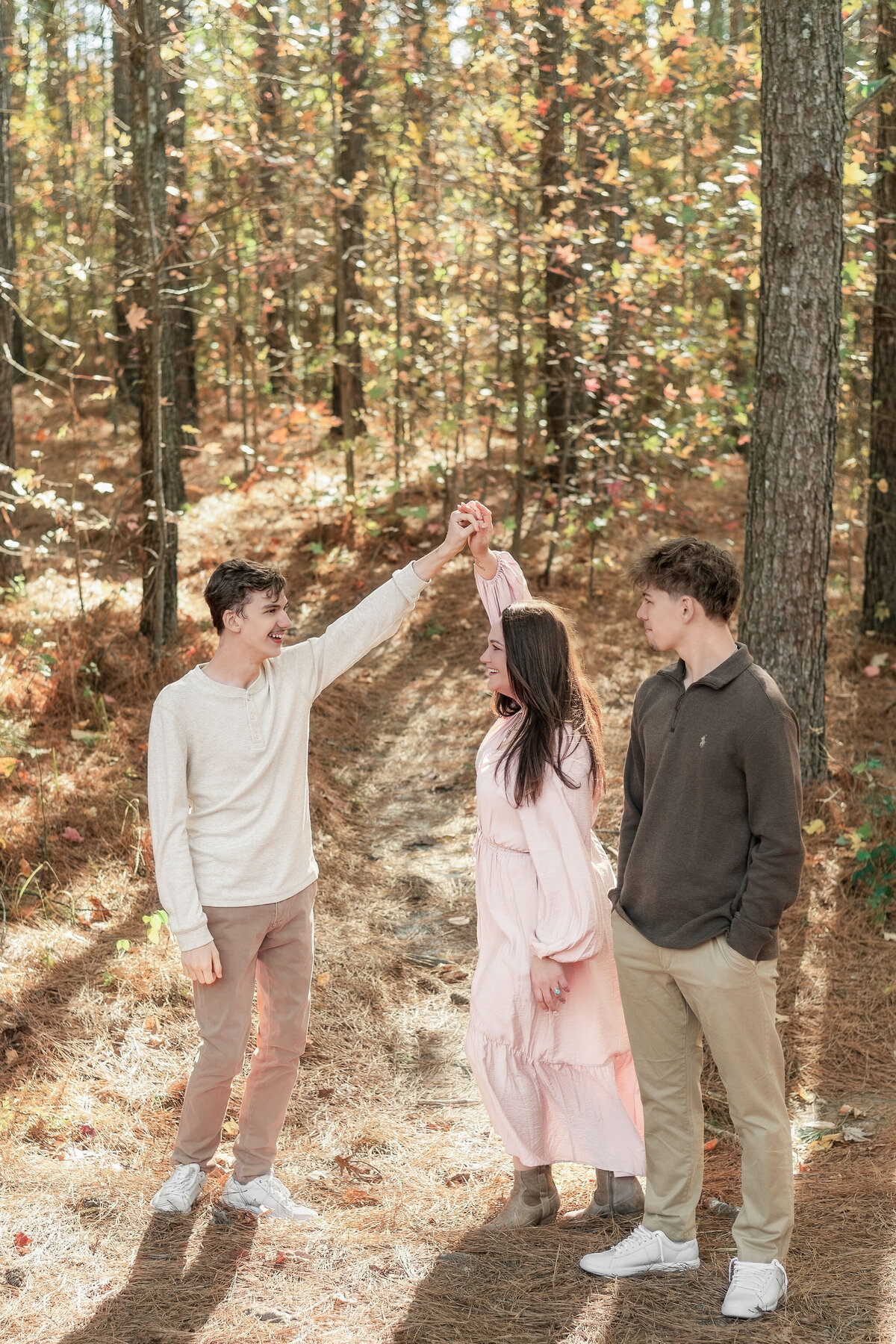 candid-family-photo-fall-season