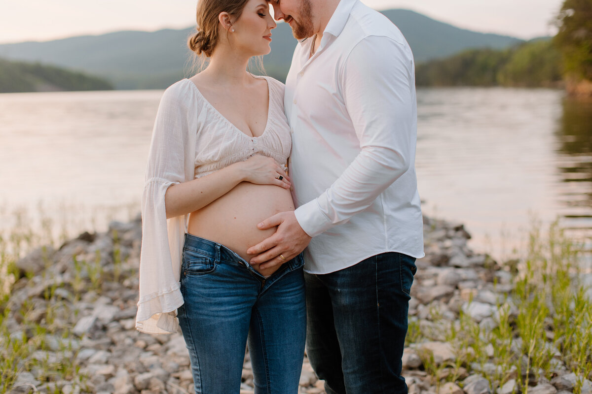 Documentary-Maternity-Session-at-Carvins-Cove-RJ-129