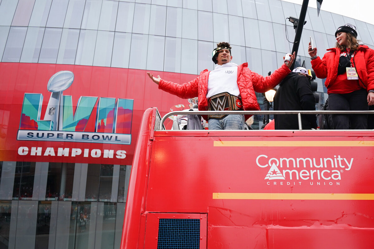 kansas-city-sports-photography-chiefs-0010-super-bowl-victory-parade-bus
