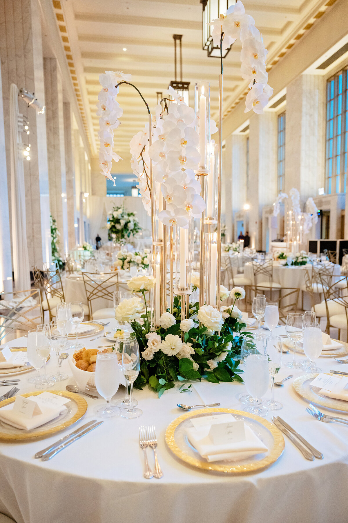 Stunning tall ceiling wedding venue in Chicago