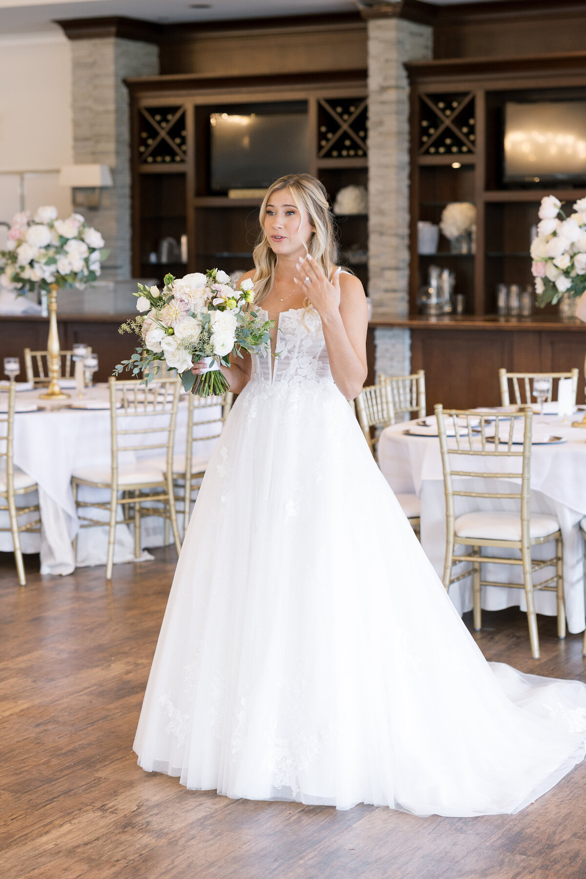 bridewithbouquetinrecp