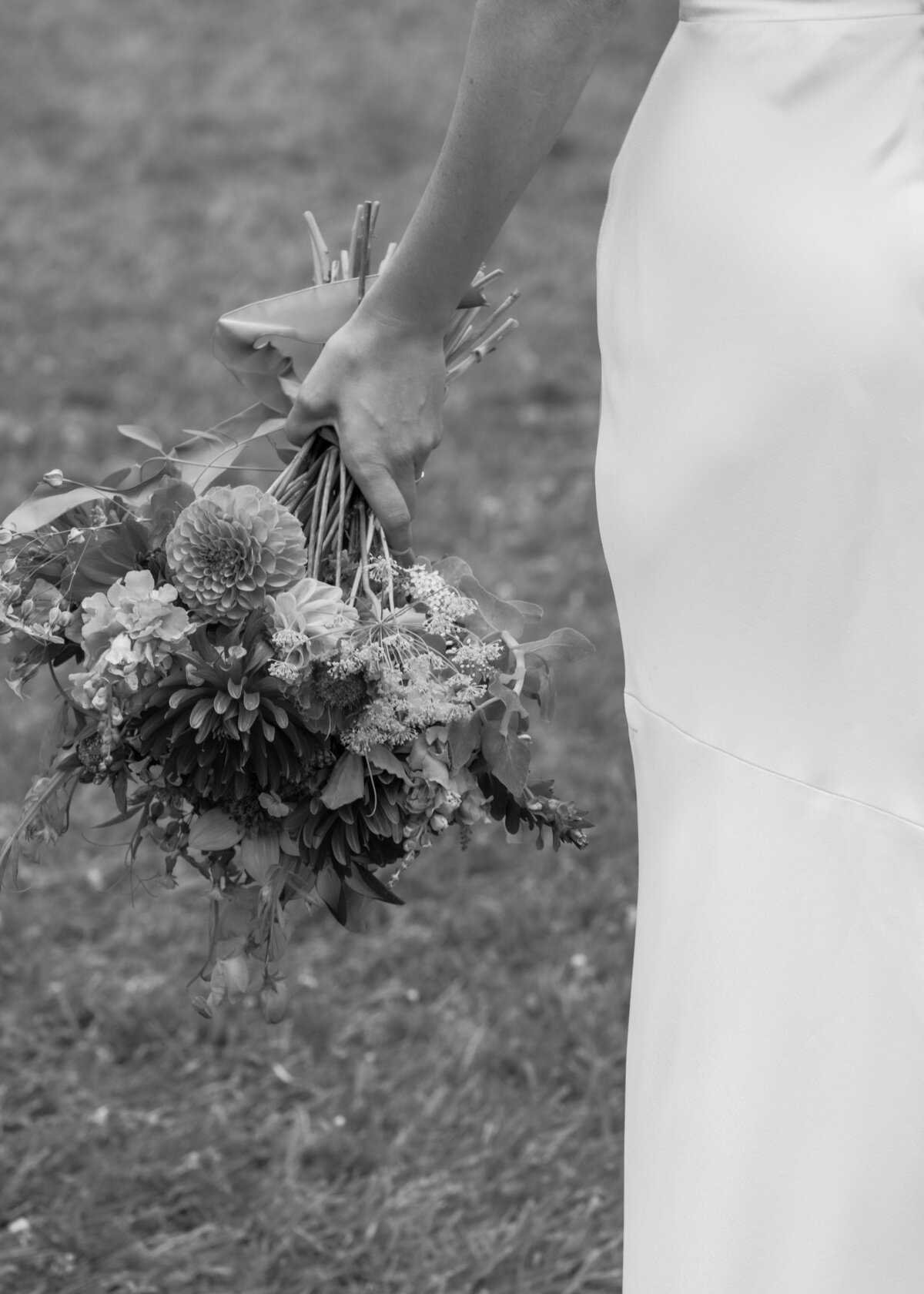 bridal-bouqet-detials-documentary-wedding-Captain Whidbey-jennifer-moreno-photography-washington