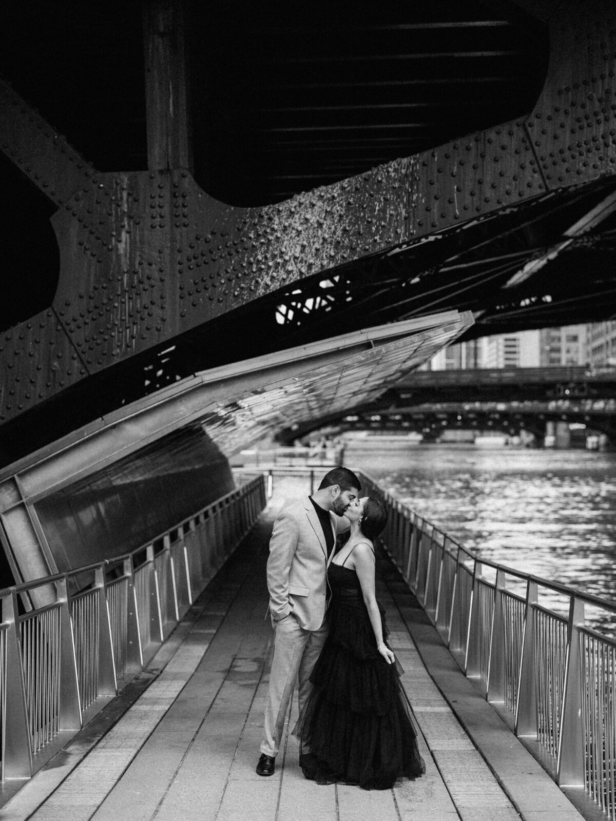 A beautiful engagement photo taken along the Chicago Riverwalk