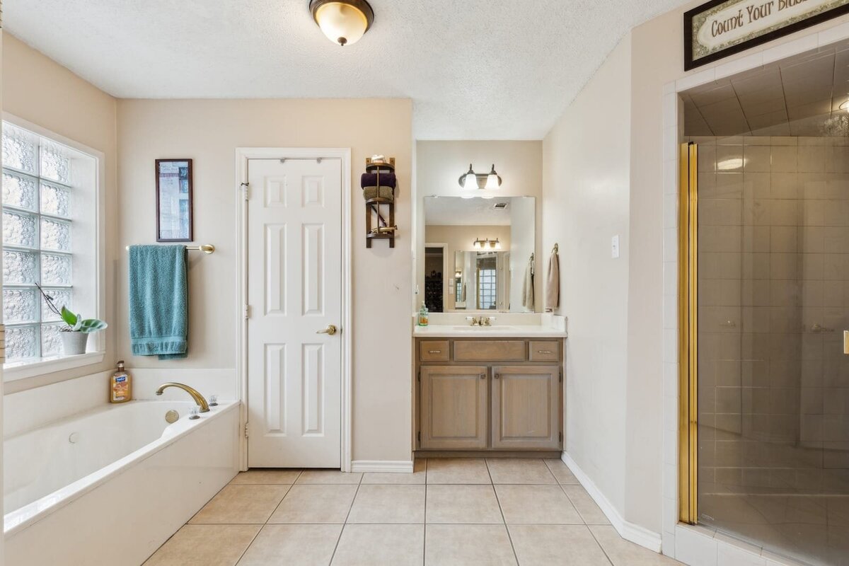 6419_shadow_lane_dallas_tx_primary_bathroom_-_double_vanities_garden_tub_walk_in_shower_-_haven_realty_group