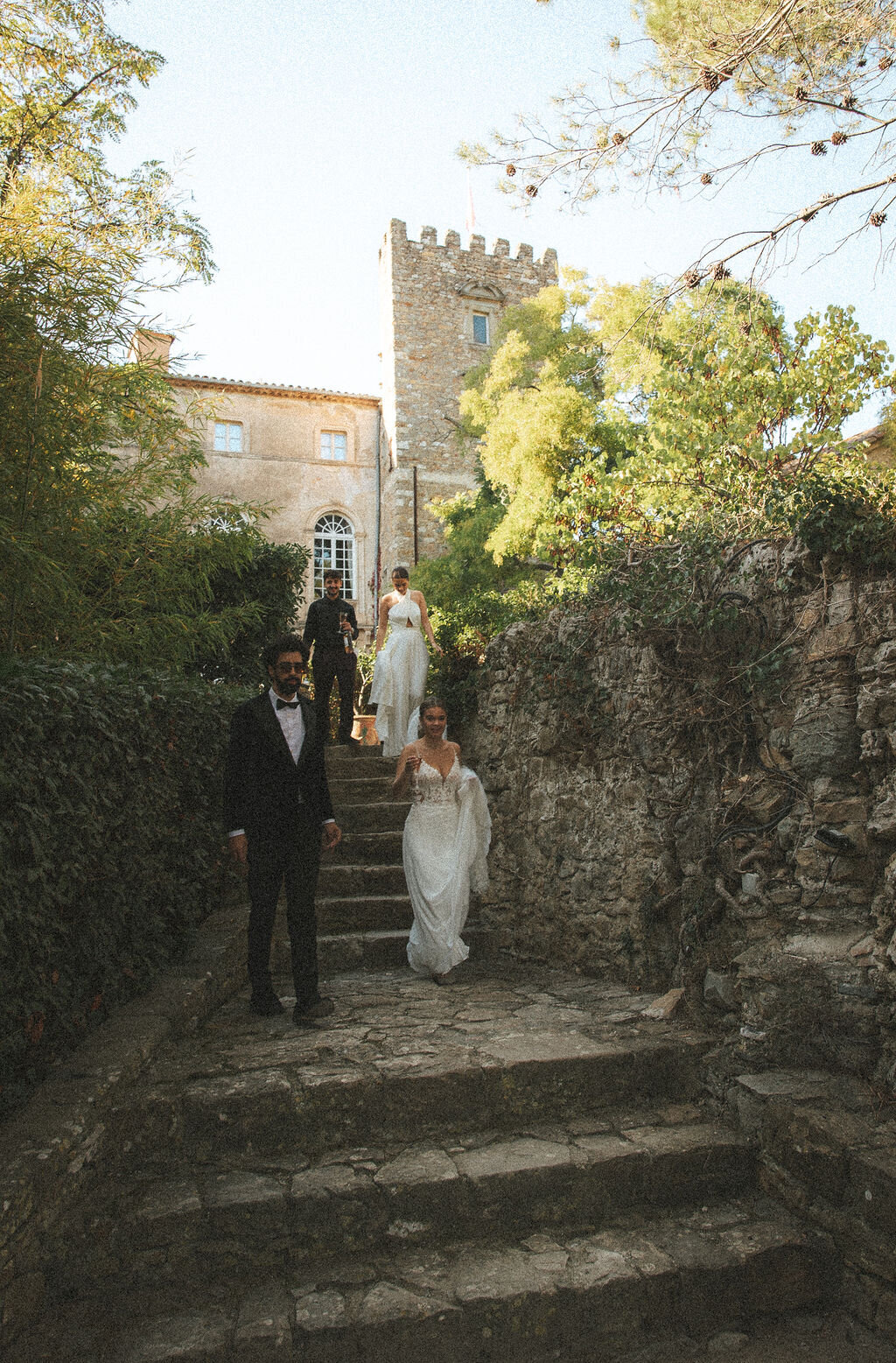 intimate-wedding-couple-garden-chateau3