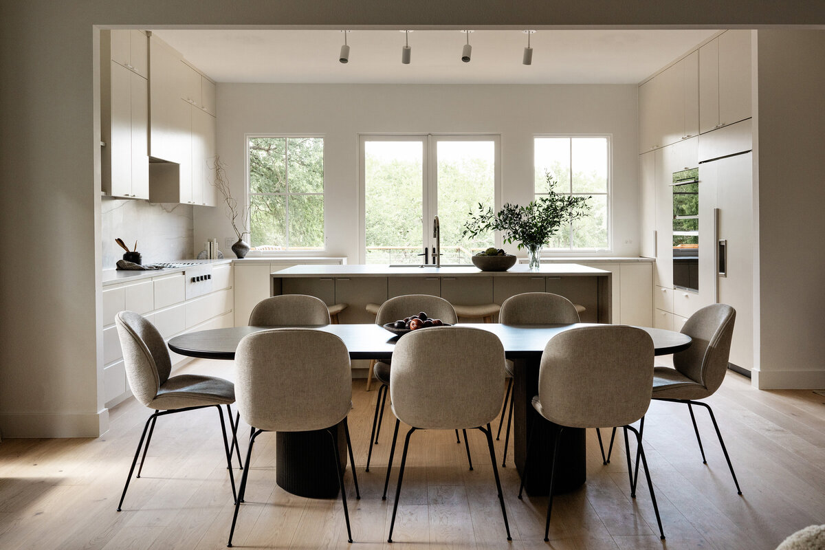 dining-kitchen-timeless-modern-natural-light-outdoors-nature-view-minimal-simple-warm-cozy-austin-home-house-franc