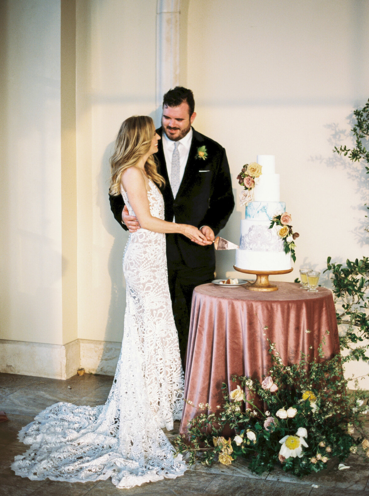 max-owens-design-italian-villa-wedding-26-cake-cutting