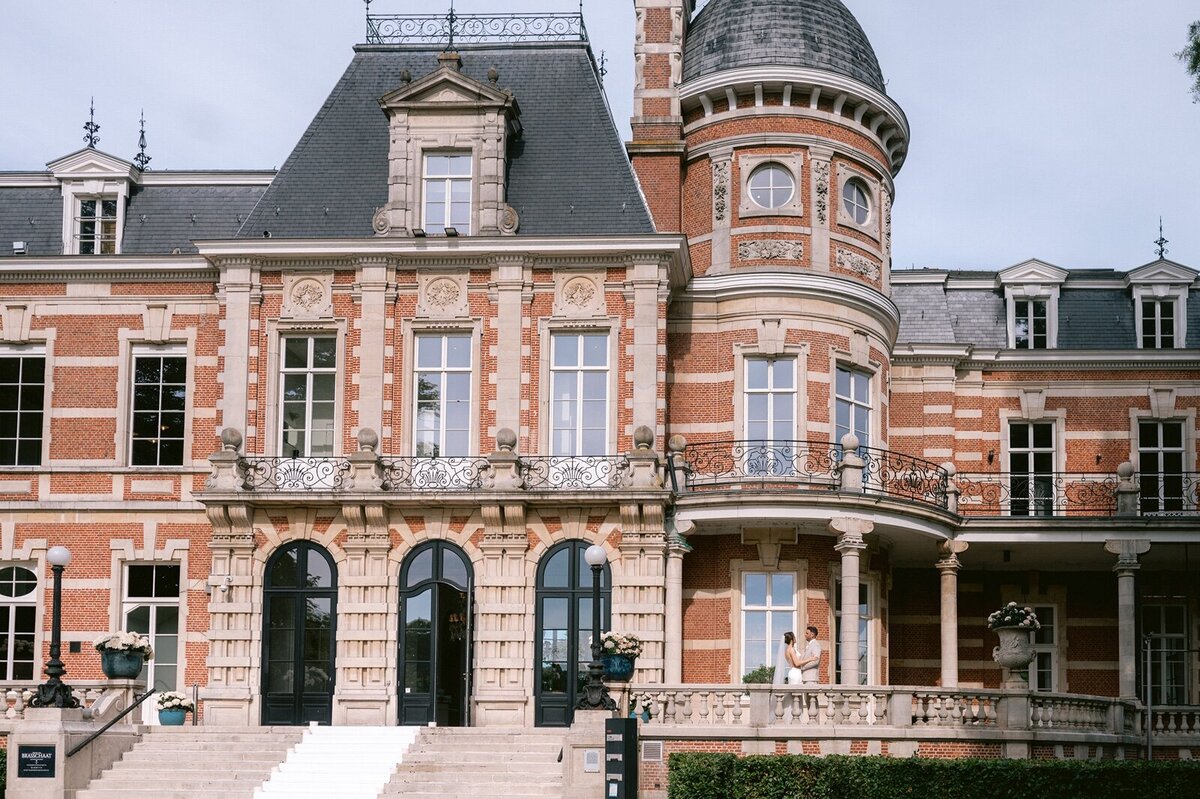 Groot Kasteel van Brasschaat met bruidspaar op de voorgrond