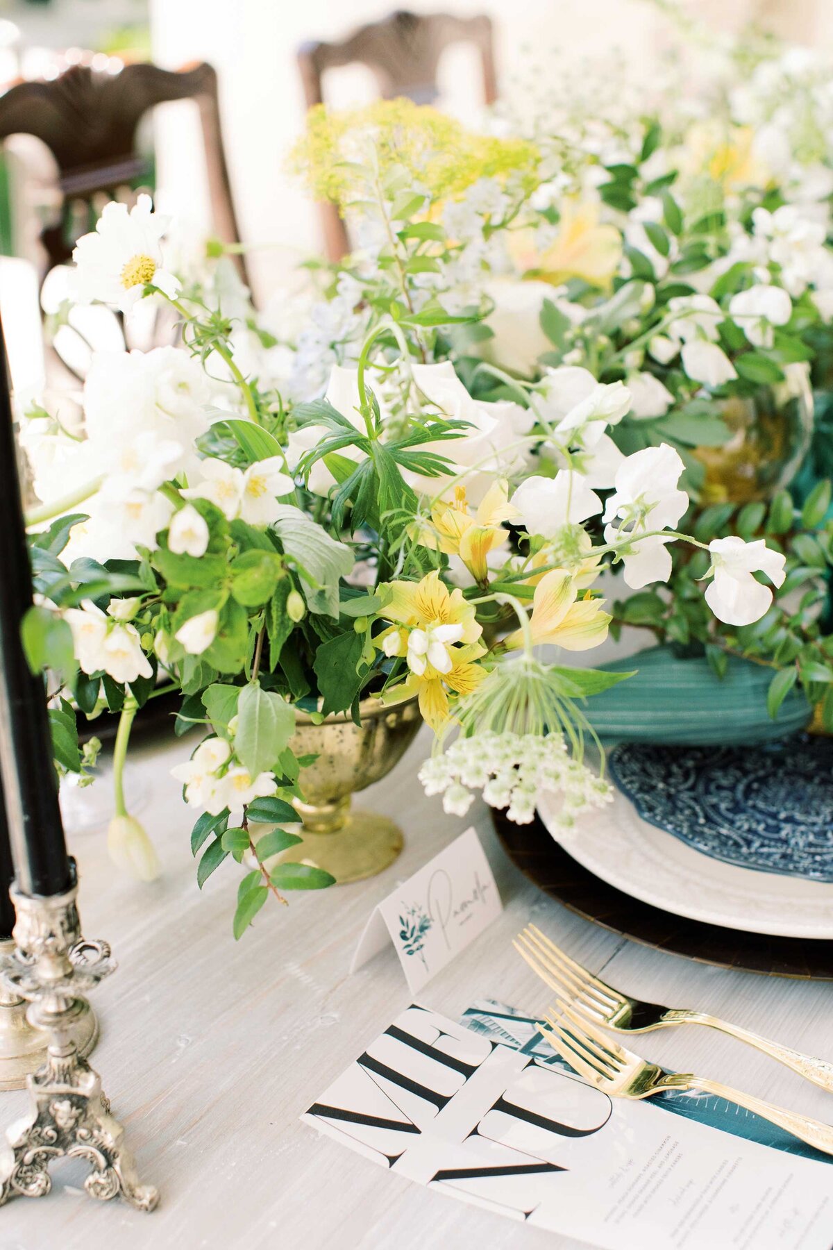 yellow-white-flowers-table