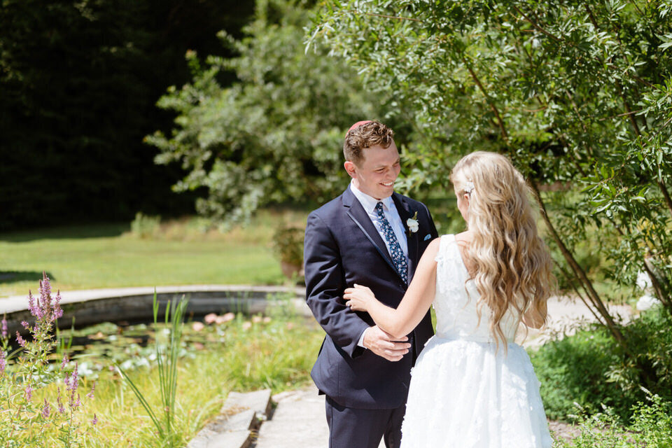 Catskills-Wedding-Planner-Foxfire-Mountain-House-Wedding-Canvas-Weddings-Bride-and-Groom-First-Look