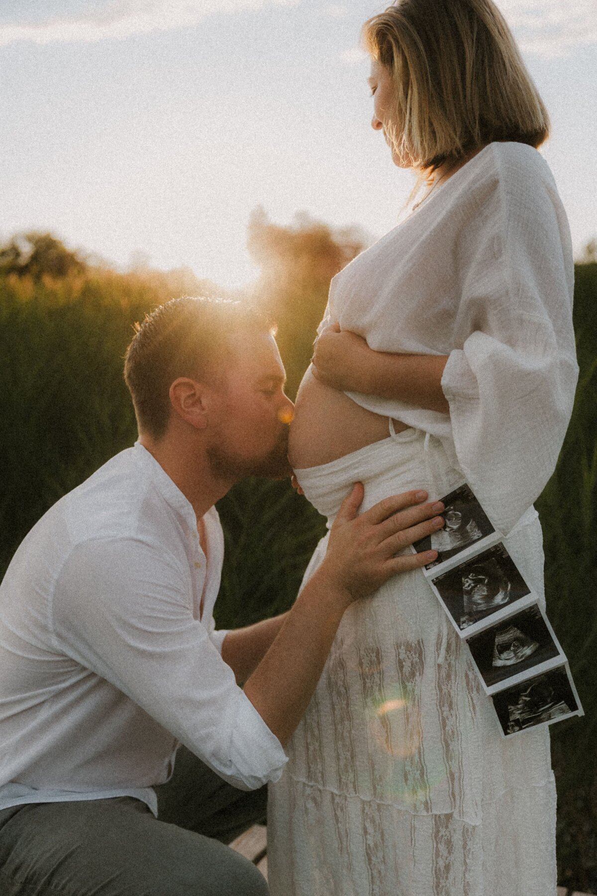 Babybauchfotoshooting Salzburg Fotografin Babybauchfotos Babybauchbilder See Sonnenuntergang authentisch