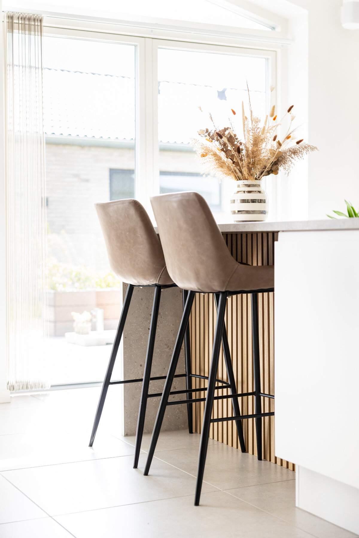 Akupanel, Classic Oak (grey felt), kitchen island, bar, DK