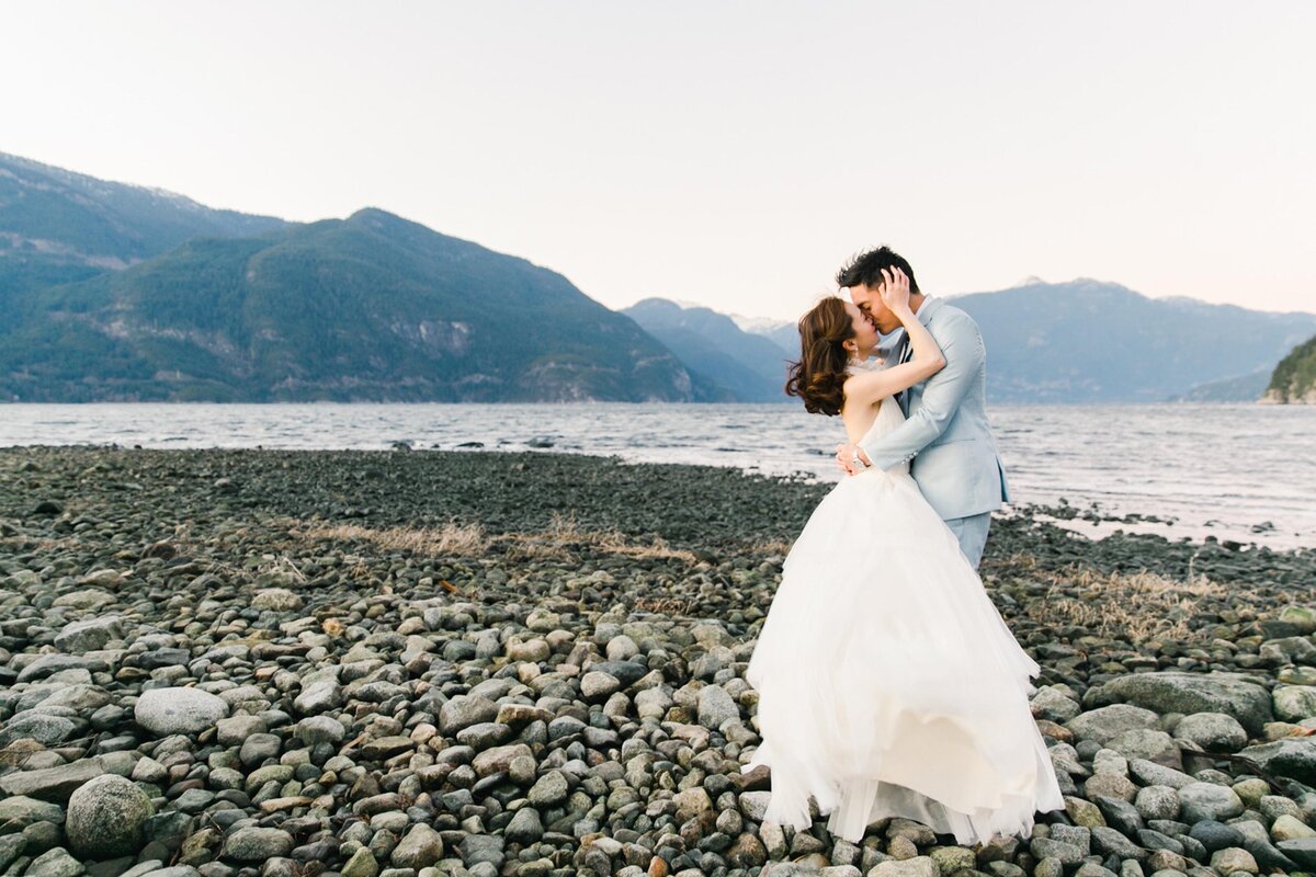 macy-yap-photography-couple-kiss-olivers-landing-squamish