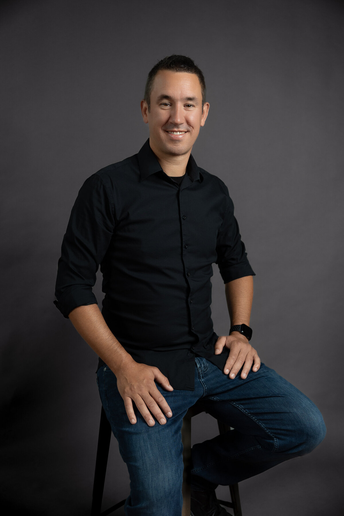 Photographe de Montréal Studio Jeune homme relax sur fond gris