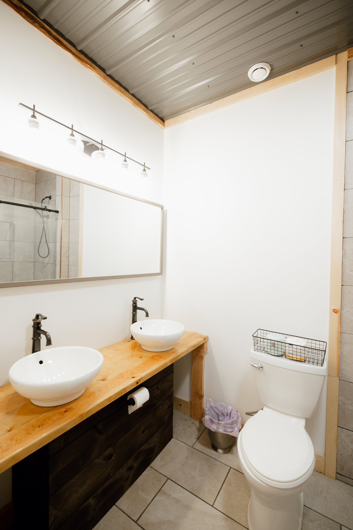Bear-Ridge-Destination-barndo-suites-rosie-photo-video-39