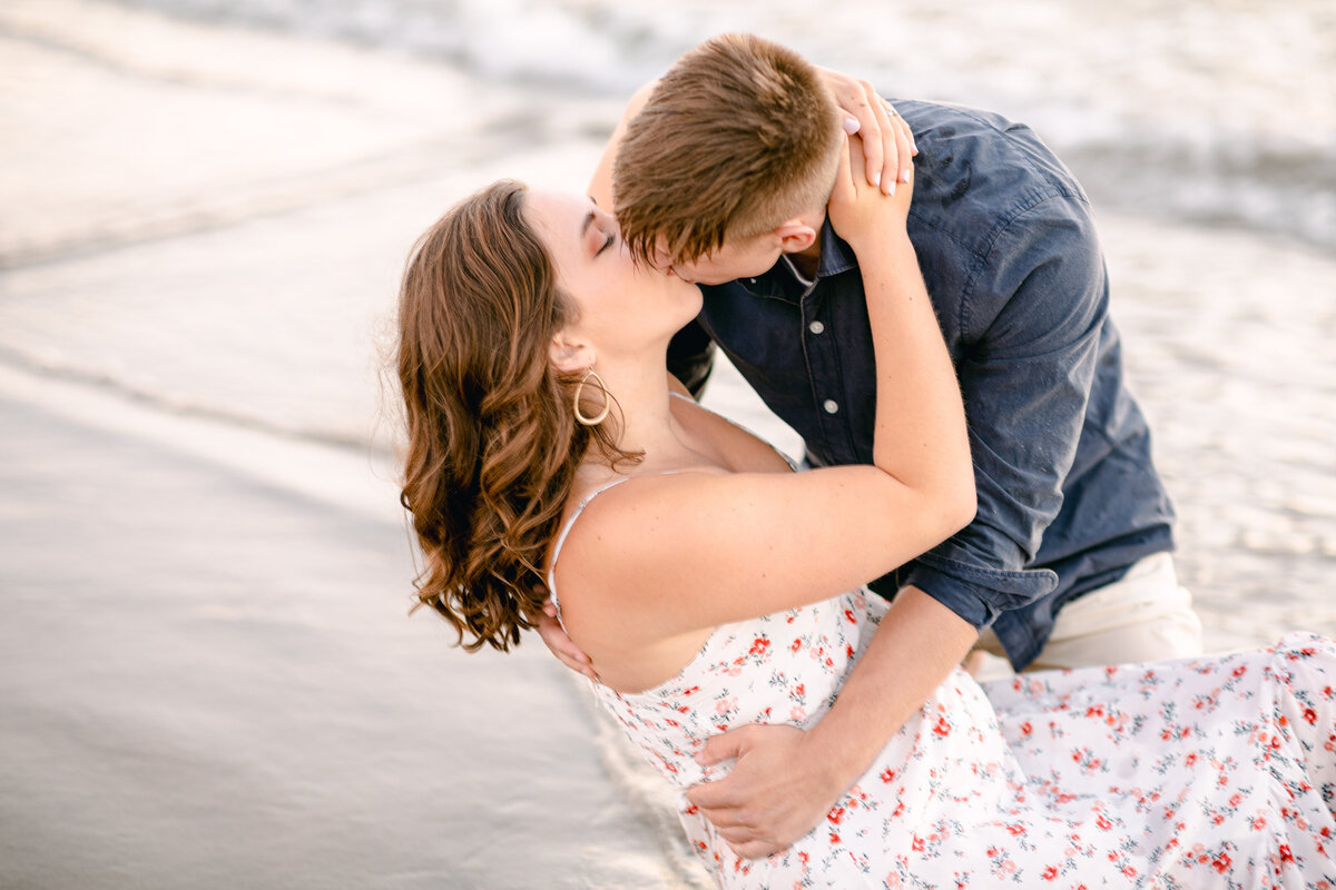 Hay-Stack-Rock-Cannon-Beach-OR-Engagement-Chantal-sokhorn-photography-kiss