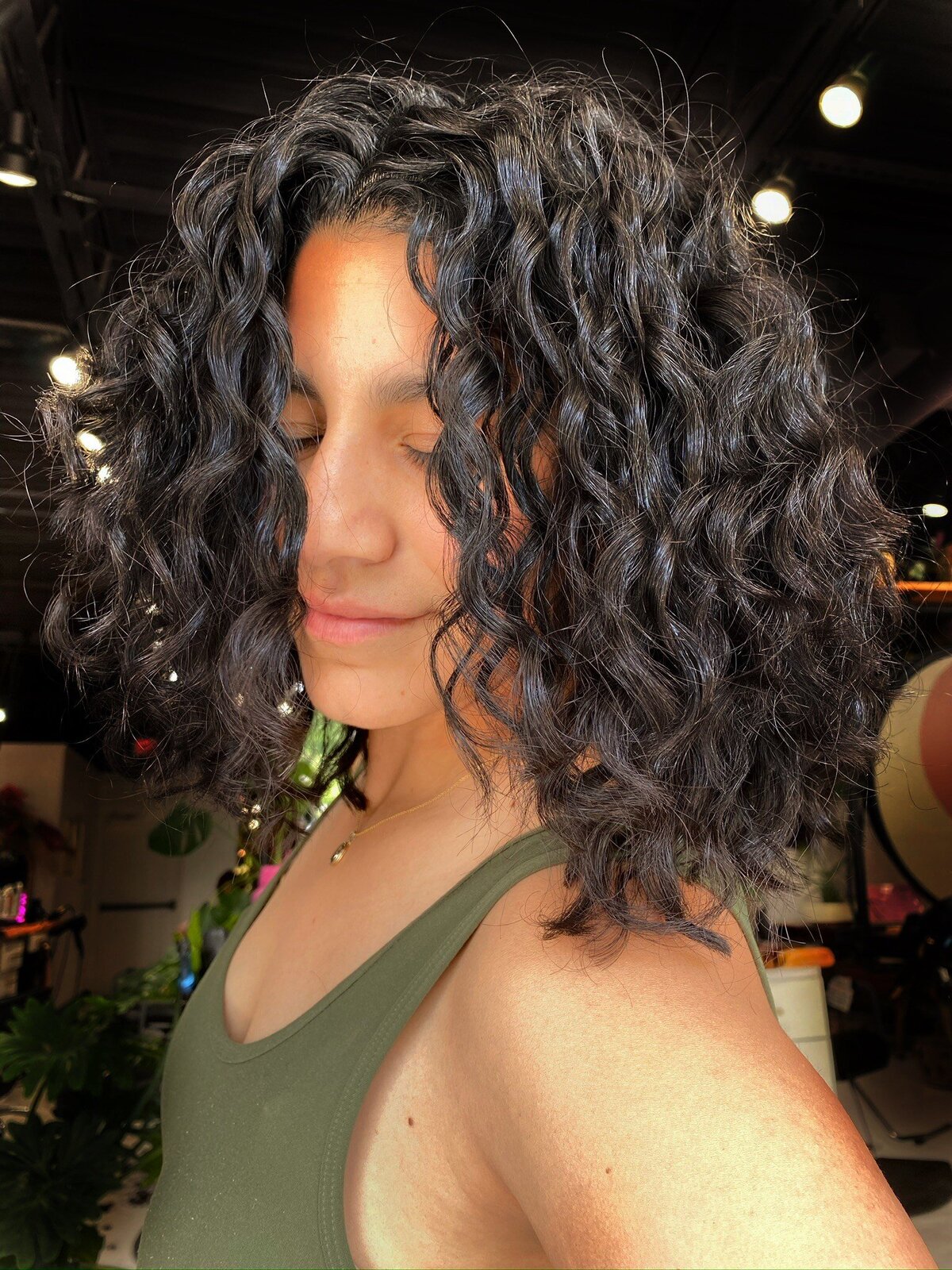 Long loose curls with definition thanks to Moxie by KC