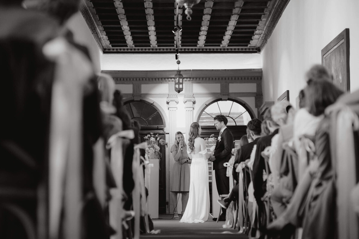 Braut schreitet durch den Saal – festliche Atmosphäre bei der Hochzeit im Palast Hohenems.

