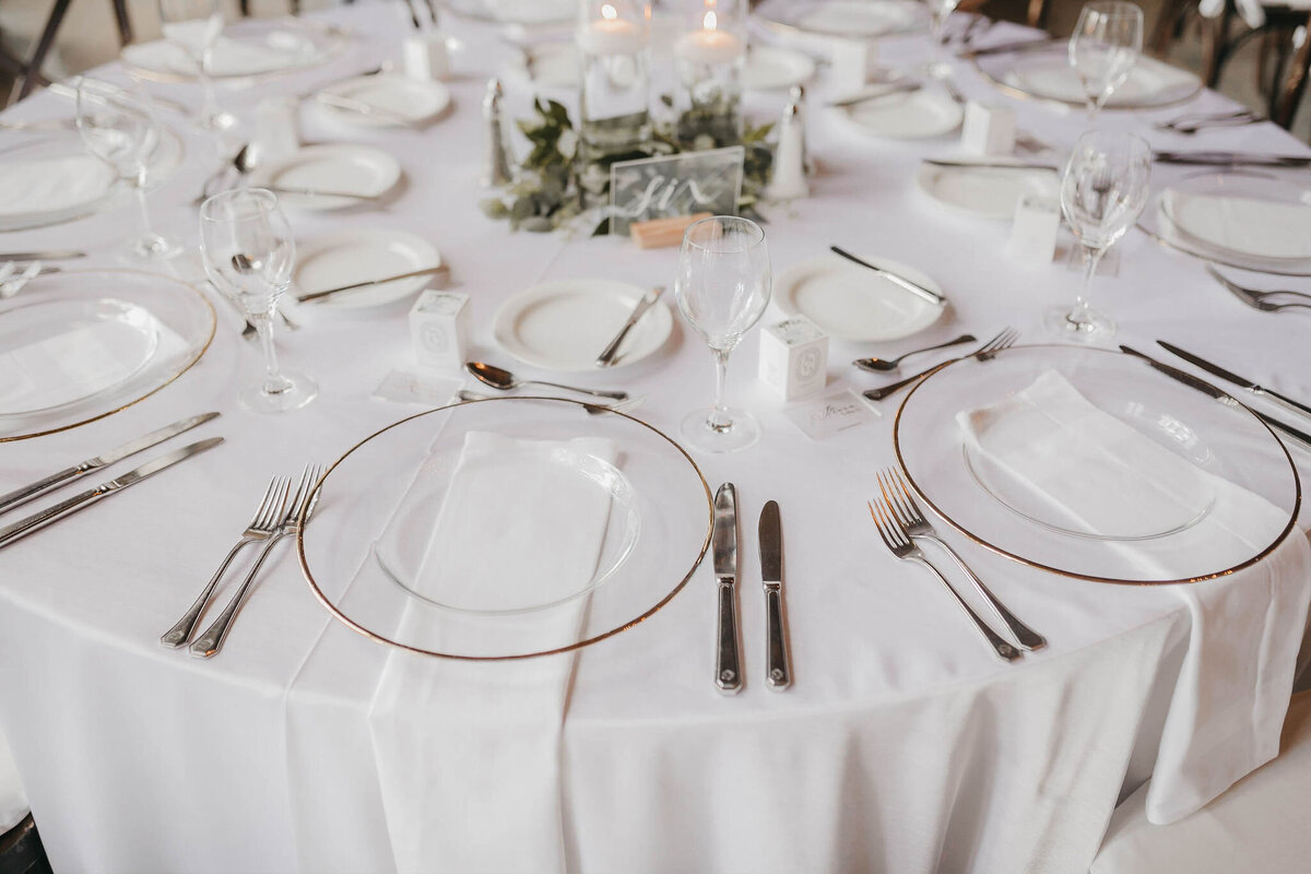 white-gold-round-wedding-table-banff