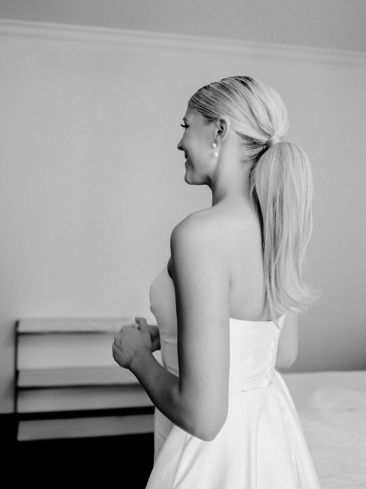 Bride's ponytail for her timeless wedding 