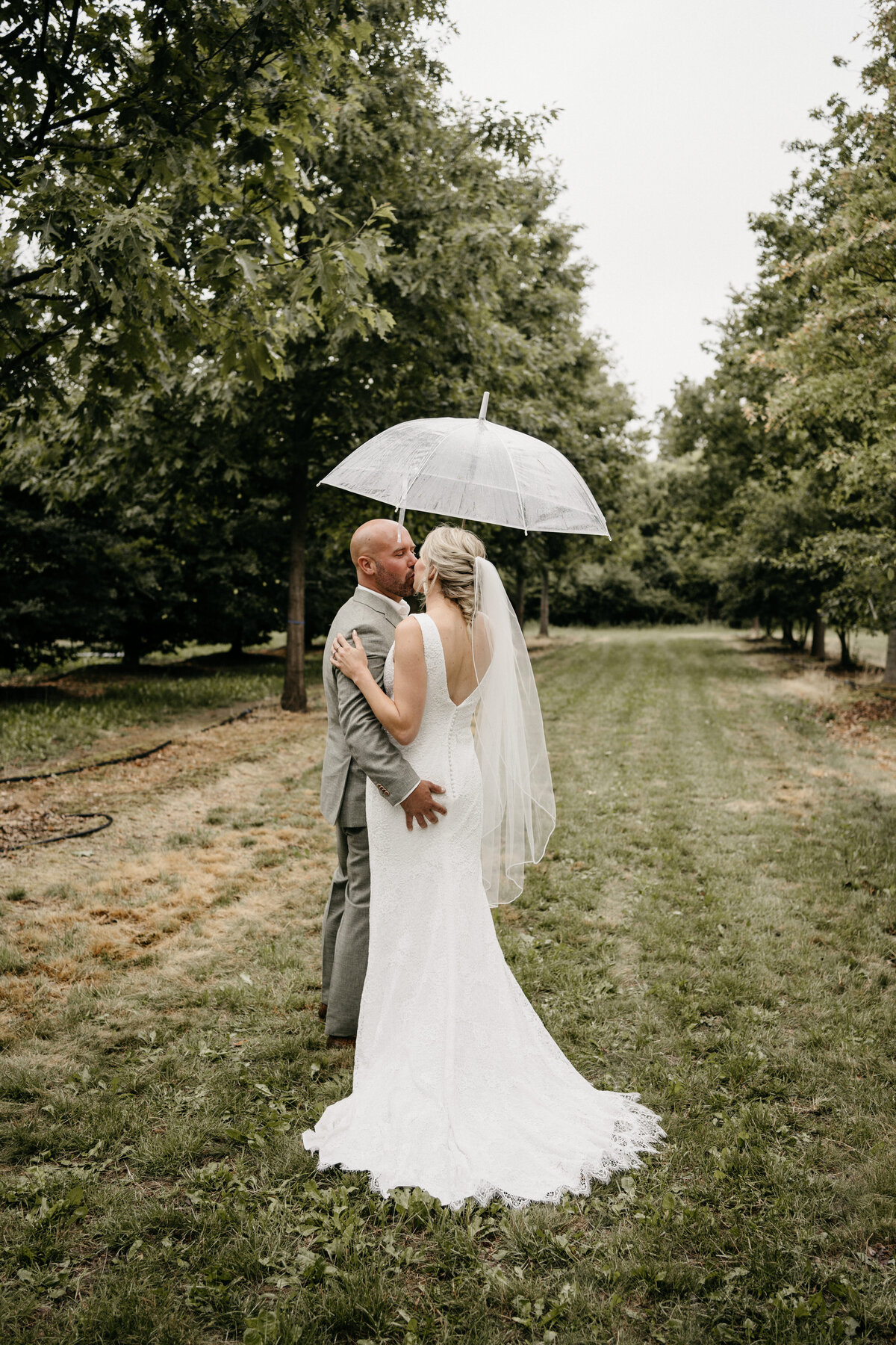 Onder de paraplu tijdens een wedding shoot in de boomgaard. 