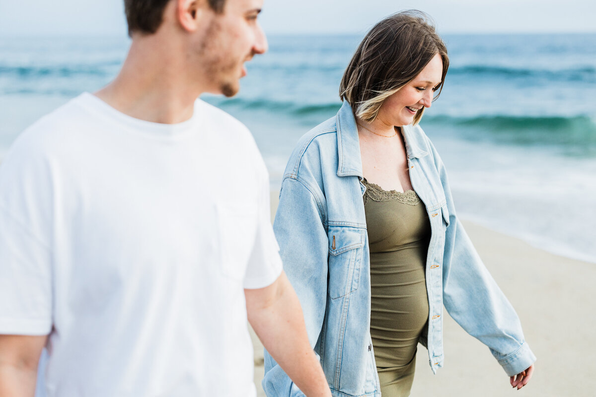 couple-walking-on-Manhattan-Beach