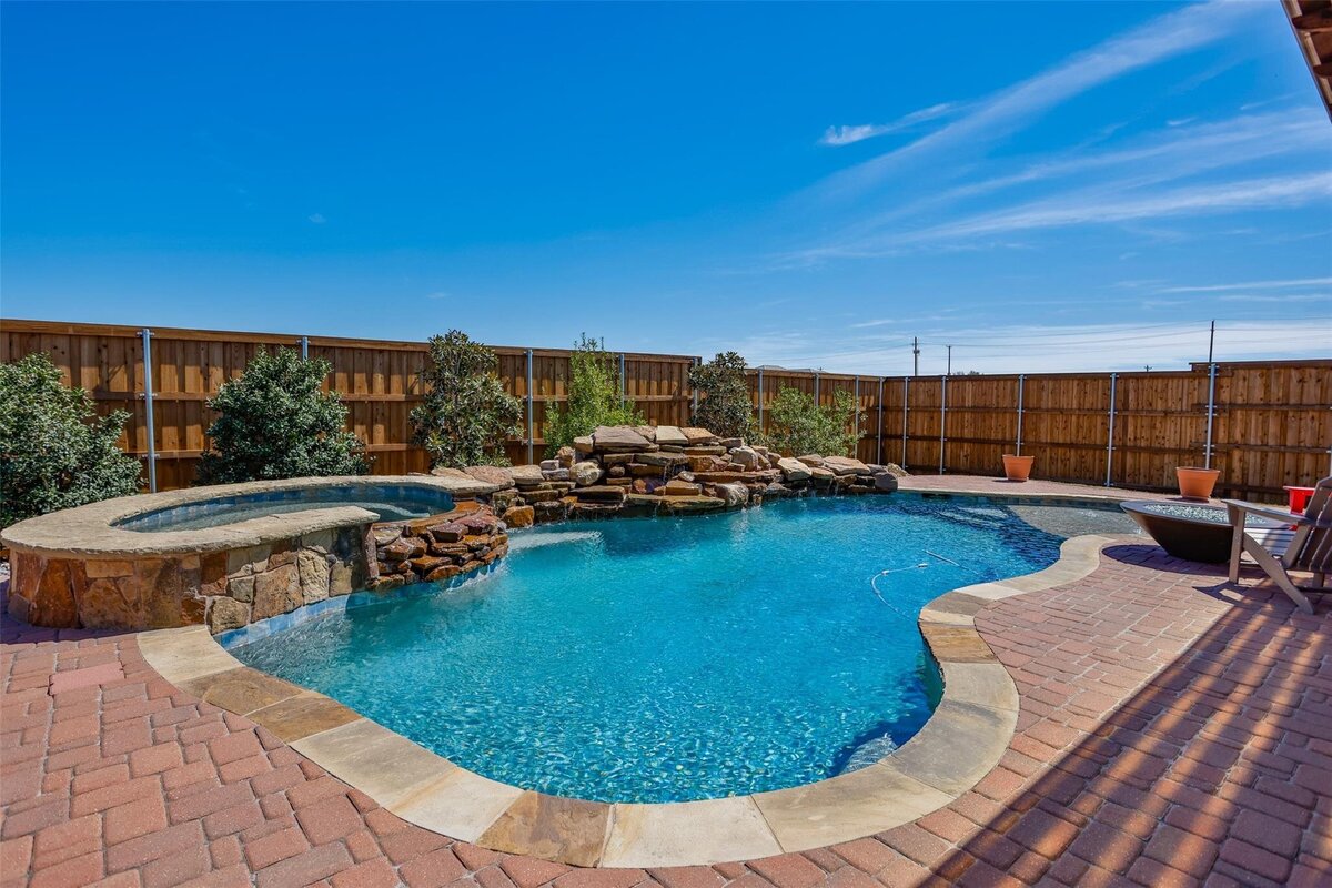 House with pool for sale Krum TX